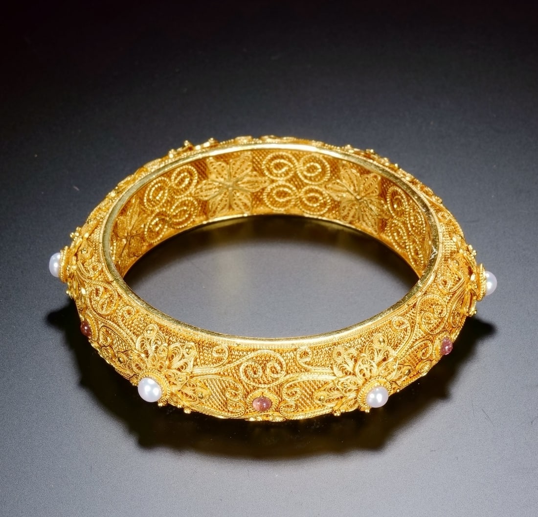 A SILVER GILT GEM-SET BANGLE: A SILVER GILT GEM-SET BANGLE Diam:7.5cm;Weight:47g