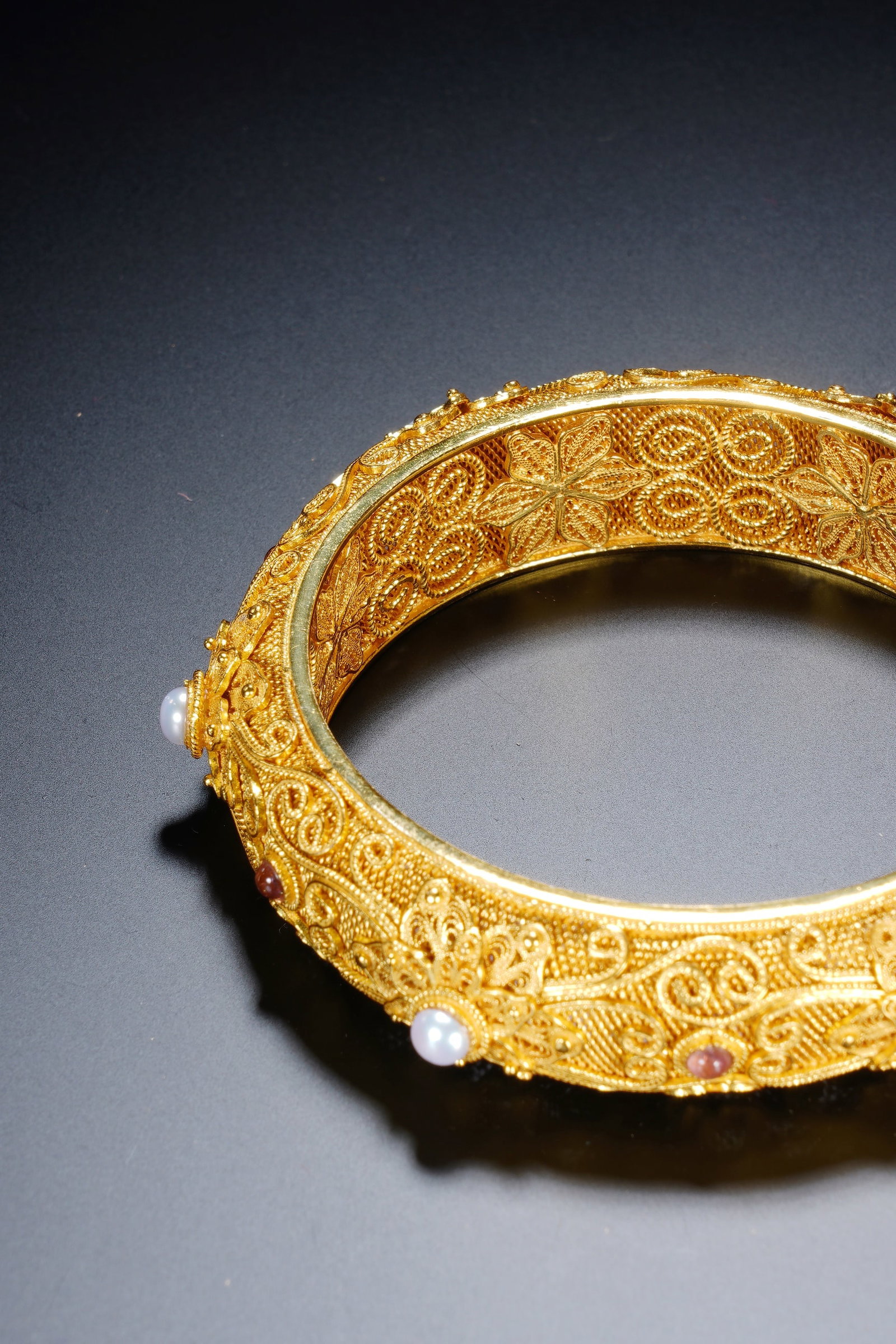 A SILVER GILT GEM-SET BANGLE - 3