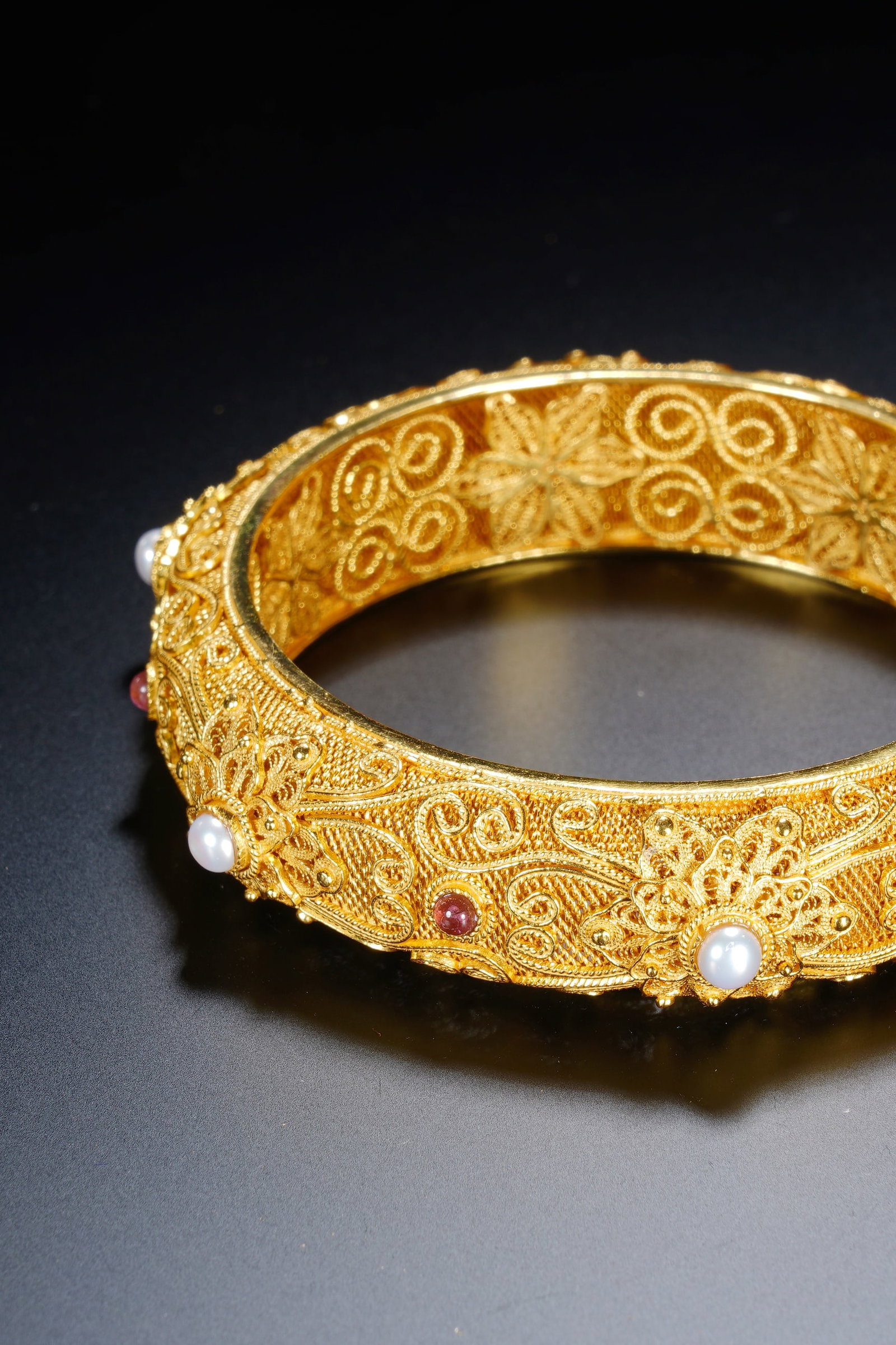 A SILVER GILT GEM-SET BANGLE - 5