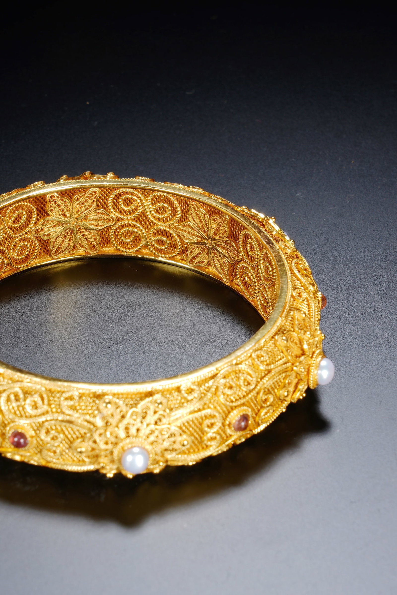A SILVER GILT GEM-SET BANGLE - 6