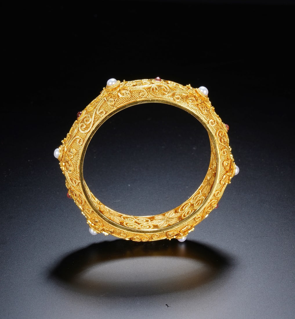 A SILVER GILT GEM-SET BANGLE - 8