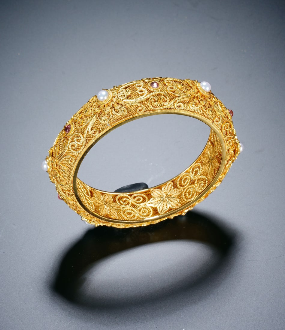 A SILVER GILT GEM-SET BANGLE - 9