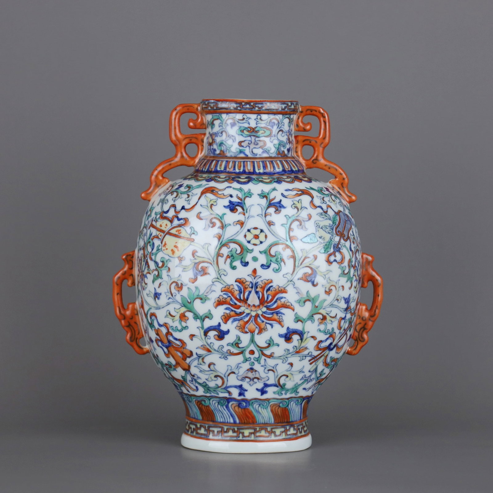 A DOUCAI ALTAR VASE WITH EIGHT IMMORTALS AND INTERLOCKING LOTUS: A DOUCAI ALTAR VASE WITH EIGHT IMMORTALS AND INTERLOCKING LOTUS Height:22.4cm,Diam:17.4cm
