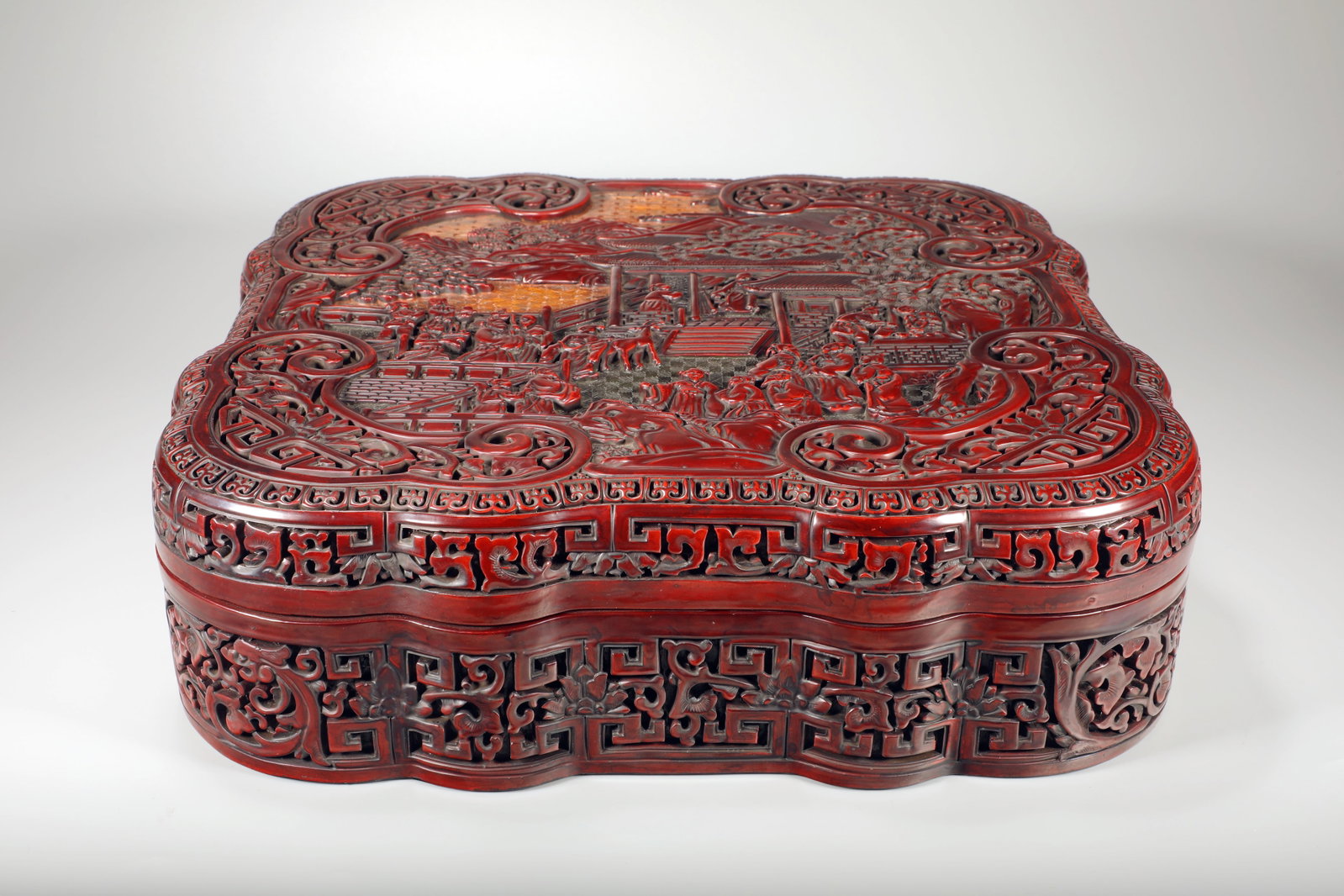 A LACQUER LANDSCAPE FIGURE ROUND BOX - 2