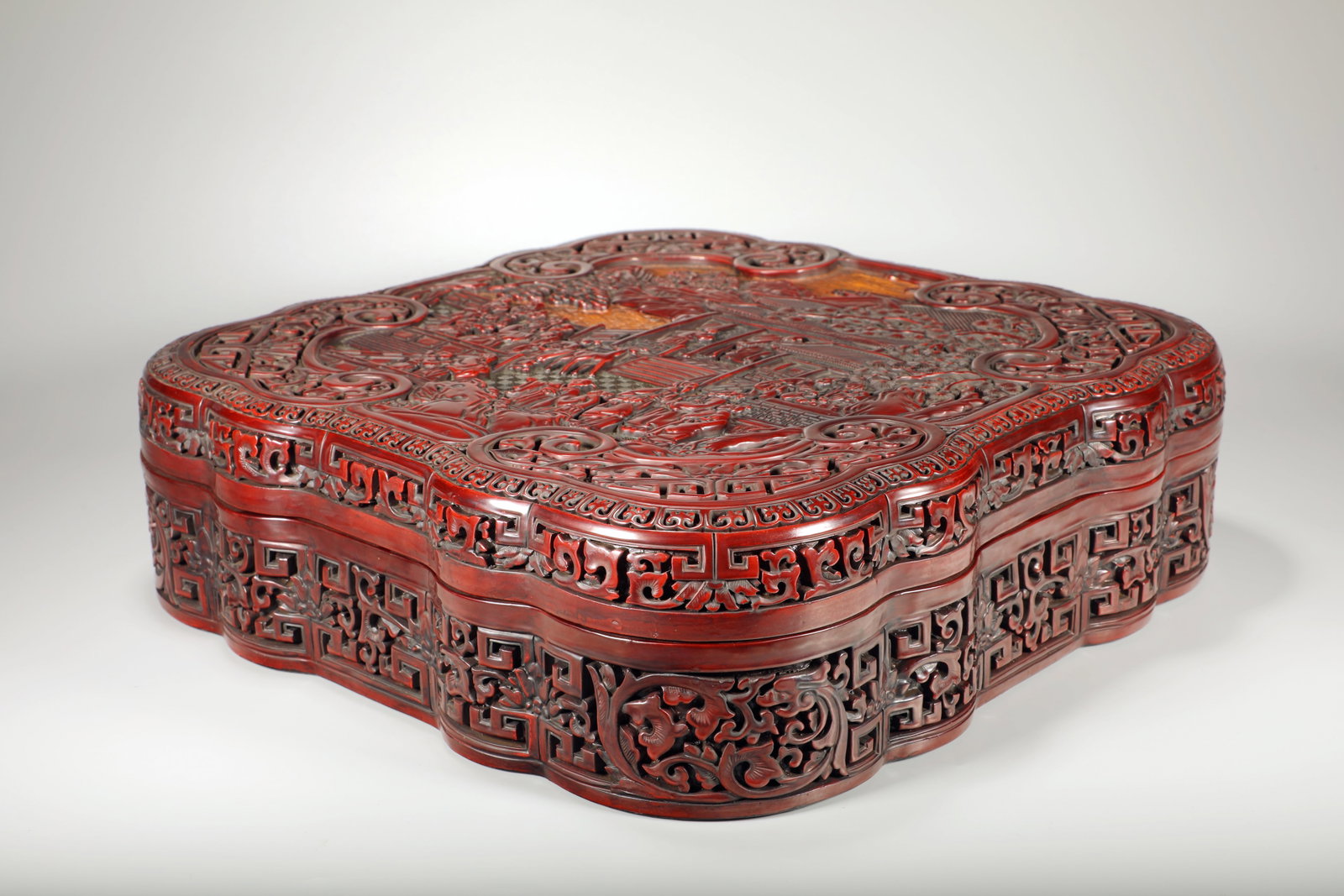 A LACQUER LANDSCAPE FIGURE ROUND BOX - 3