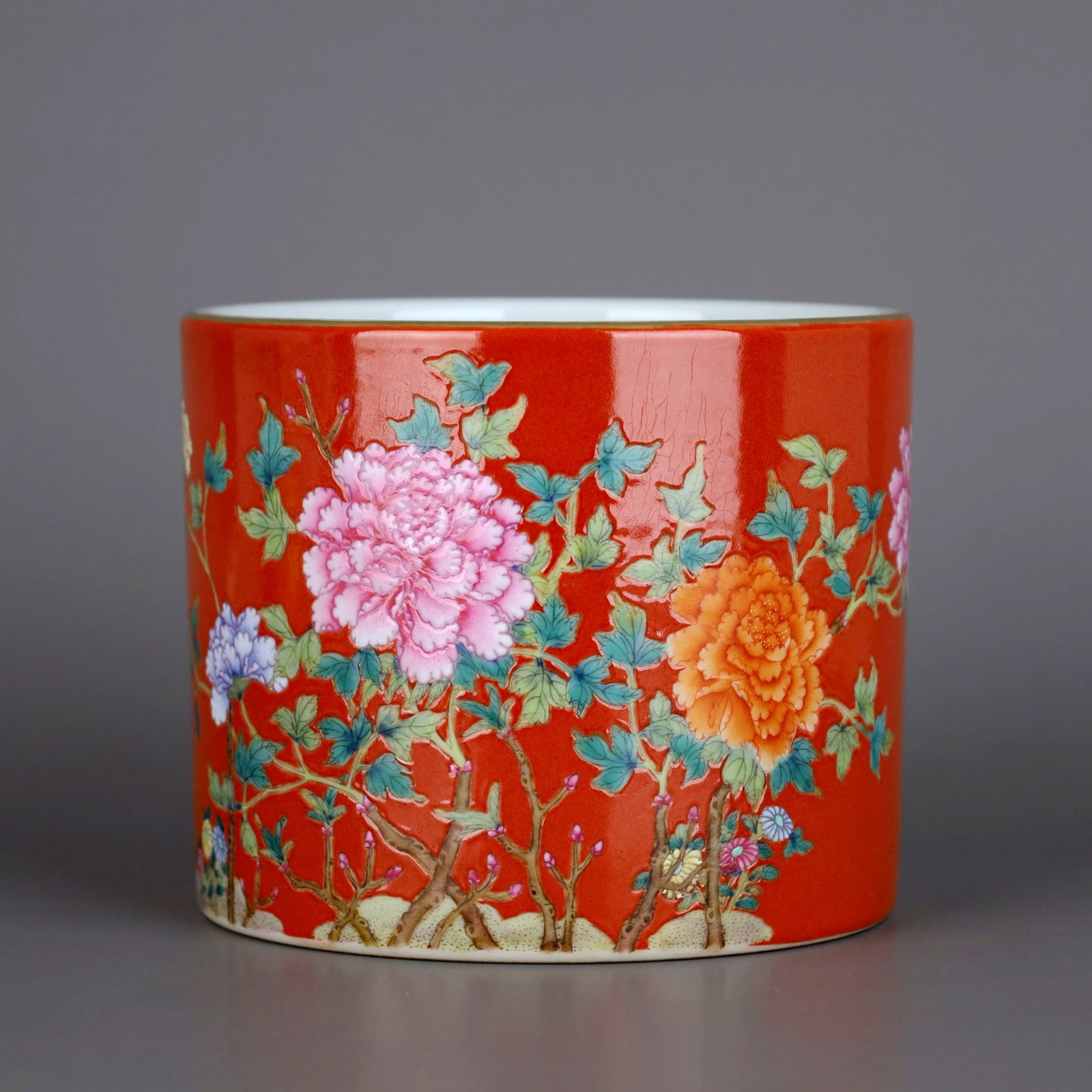 A IRON-RED-GROUND FAMILLE ROSE PEONY AND POEM BRUSH POT: A IRON-RED-GROUND FAMILLE ROSE PEONY AND POEM BRUSH POT Height:10.8cm,Diam:13cm
