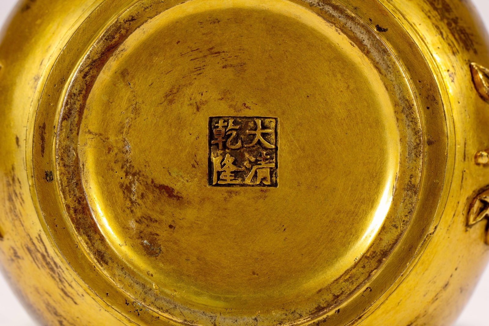 A GILT-BRONZE VASE - 9