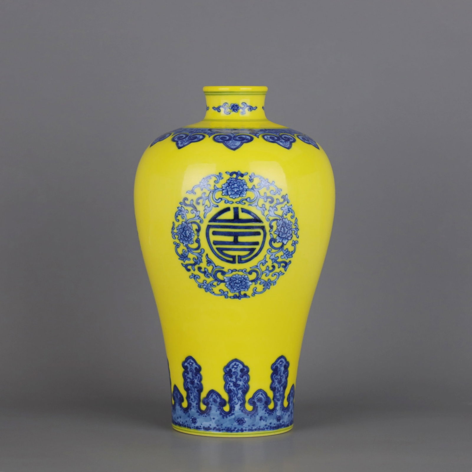 A YELLOW-GLAZED BLUE-AND-WHITE VASE WITH ROUNDED MEDALLION AND LONG LIFE CHARACTER: A YELLOW-GLAZED BLUE-AND-WHITE VASE WITH ROUNDED MEDALLION AND LONG LIFE CHARACTER Height:25.5cm,Diam:15.3cm