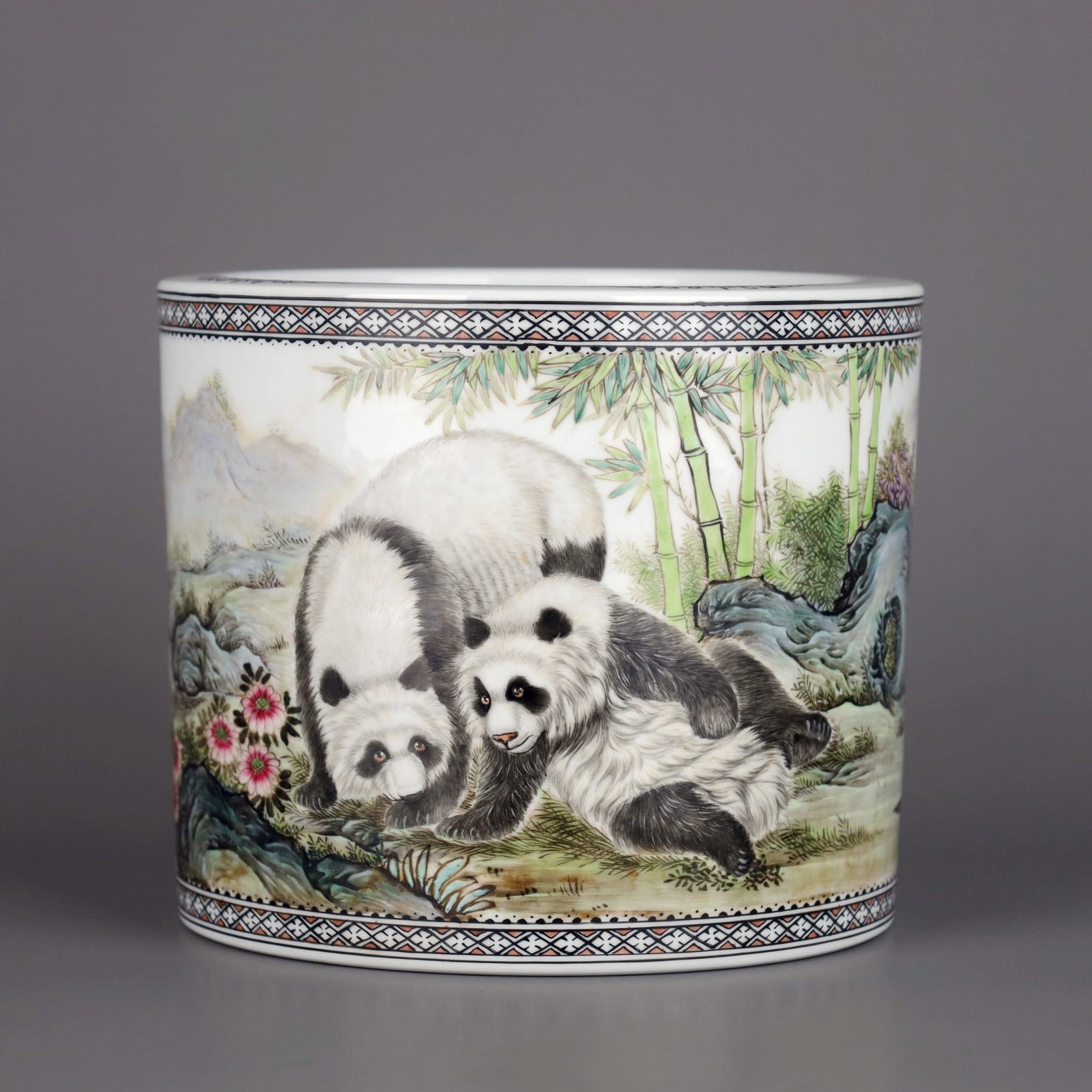 A FAMILLE ROSE 'PANDA IN BAMBOO GROVE' BRUSHPOT BY ZHANG JIAN: A FAMILLE ROSE 'PANDA IN BAMBOO GROVE' BRUSHPOT BY ZHANG JIAN Height:15cm?Diam:17.8cm