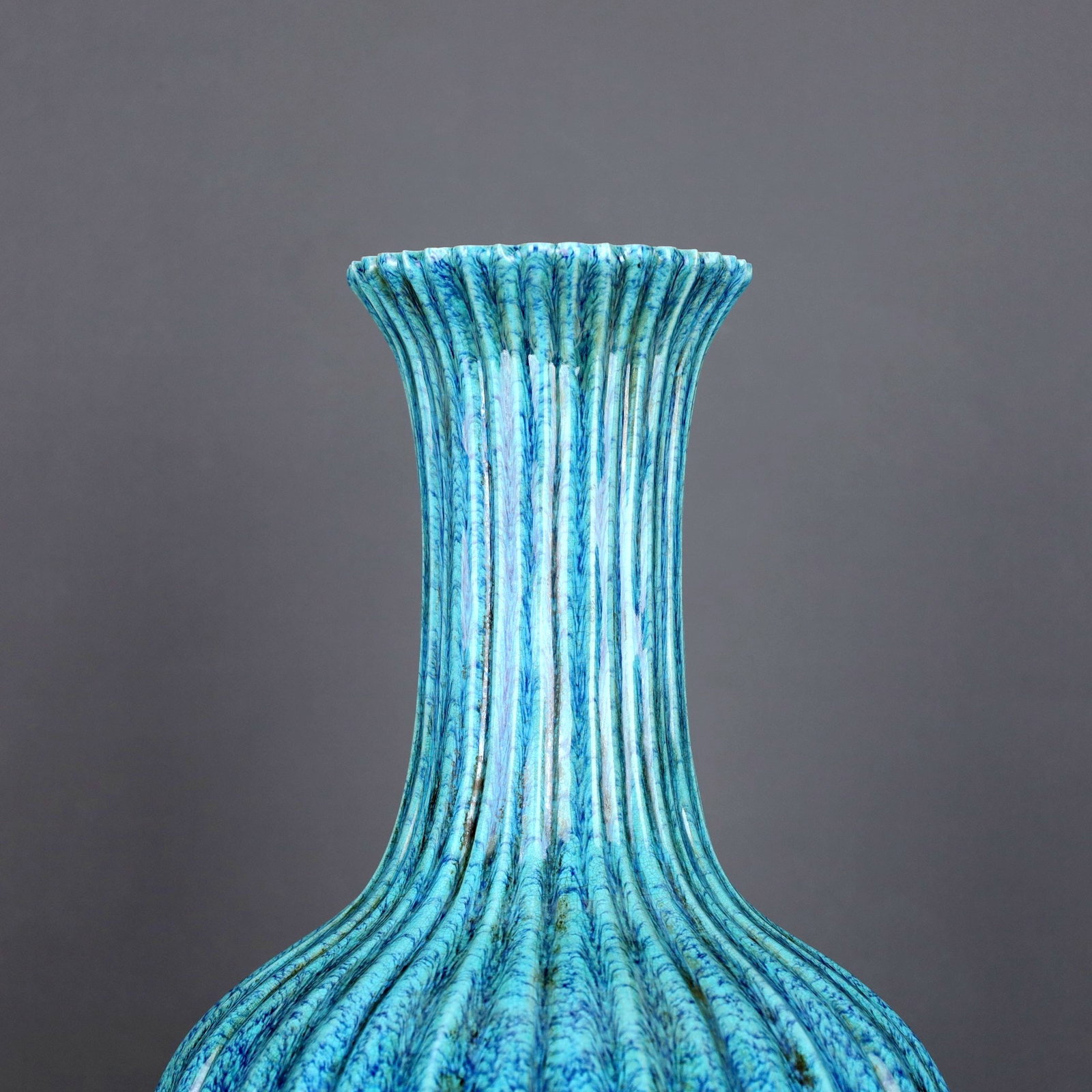 A ROBIN'S EGG GLAZED RIDGED VASE - 3