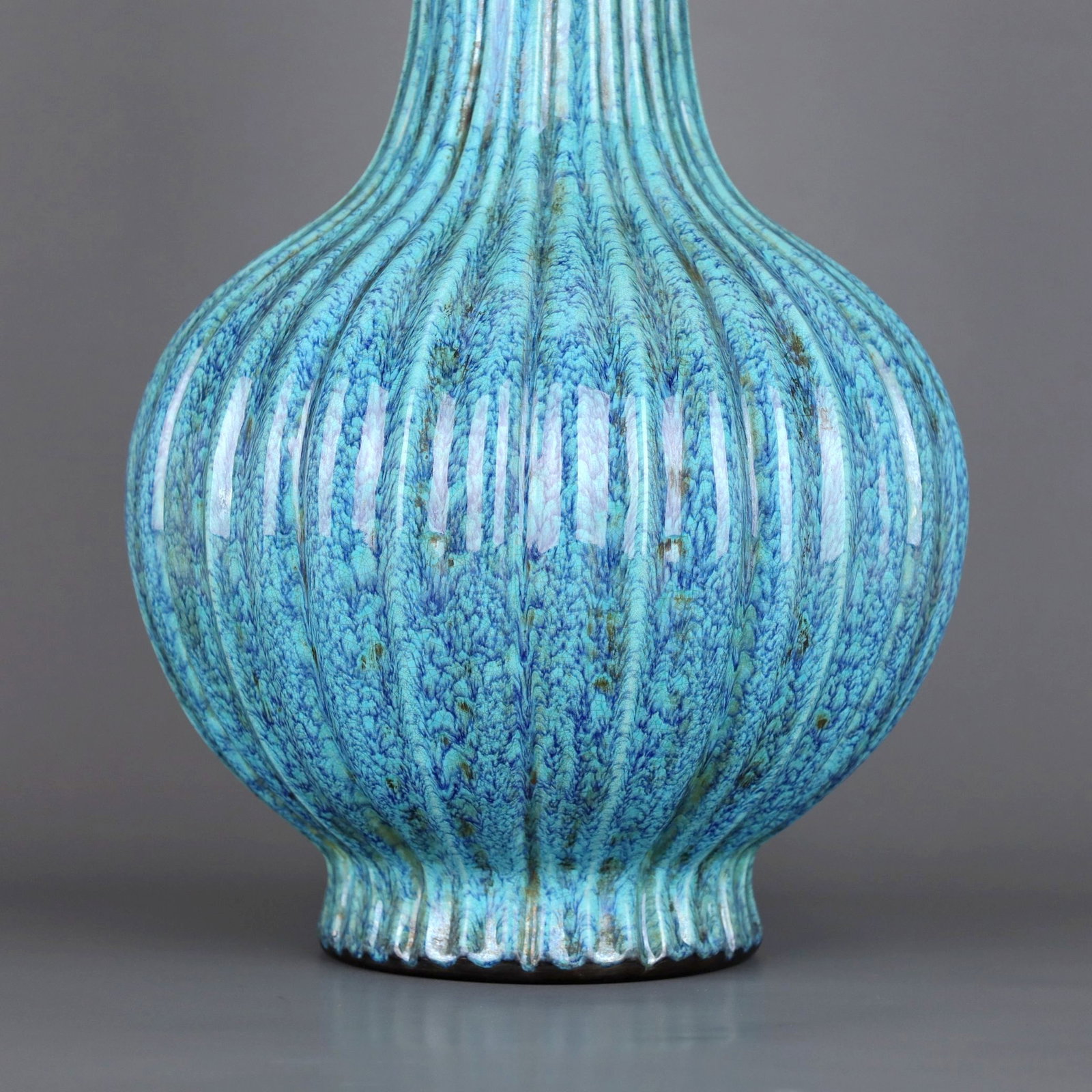 A ROBIN'S EGG GLAZED RIDGED VASE - 4
