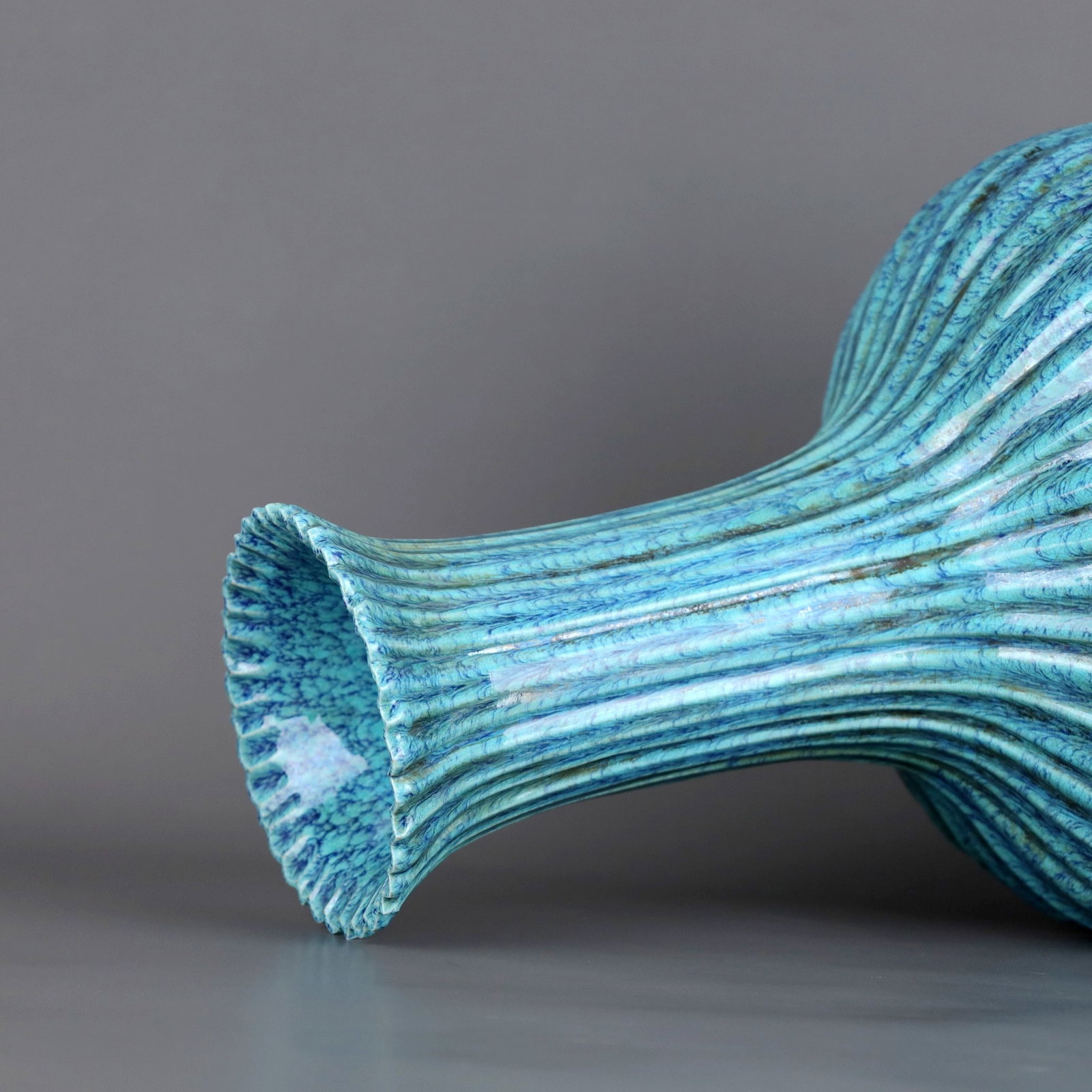 A ROBIN'S EGG GLAZED RIDGED VASE - 5