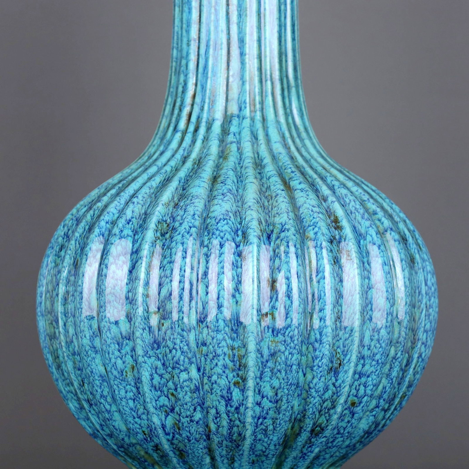 A ROBIN'S EGG GLAZED RIDGED VASE - 6