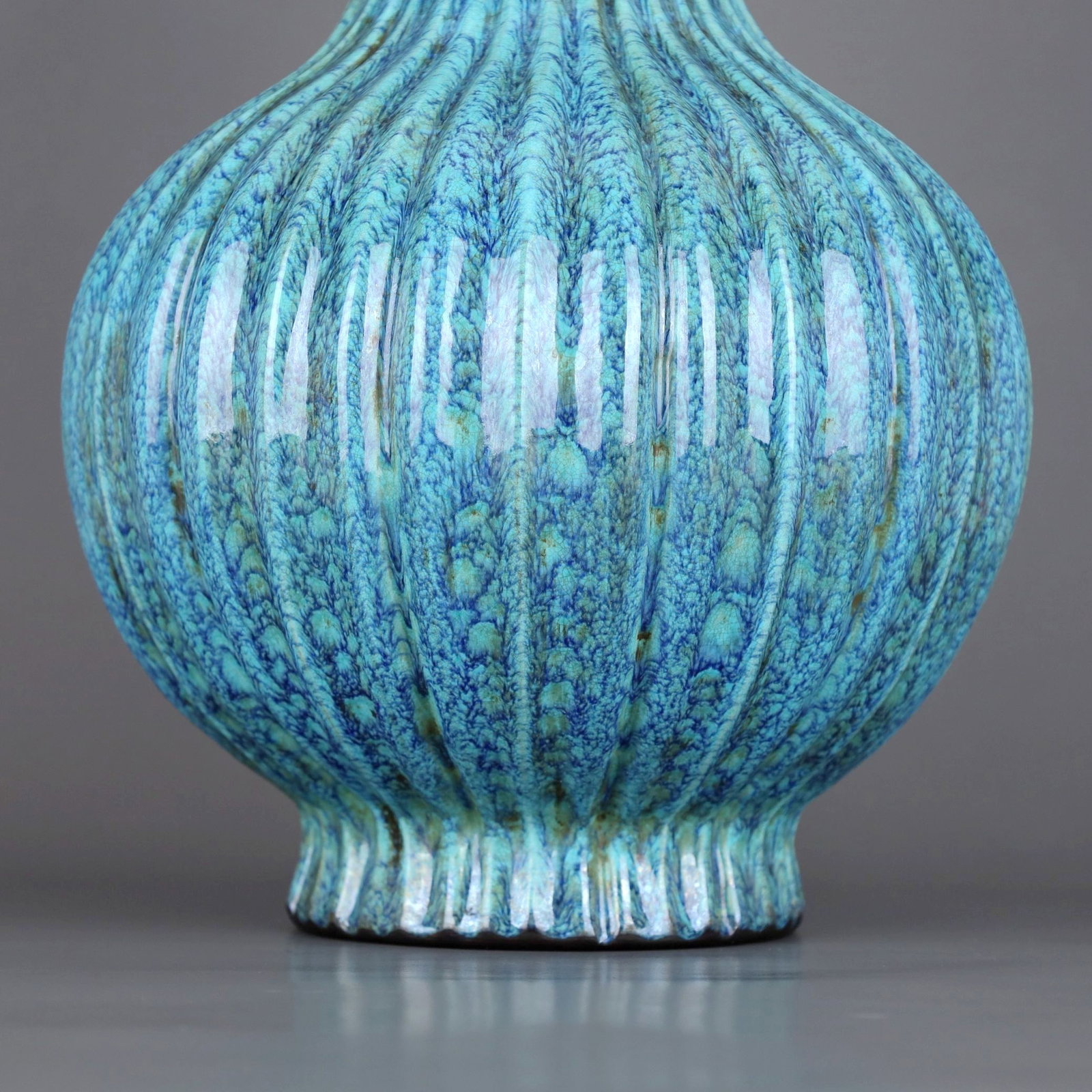 A ROBIN'S EGG GLAZED RIDGED VASE - 8