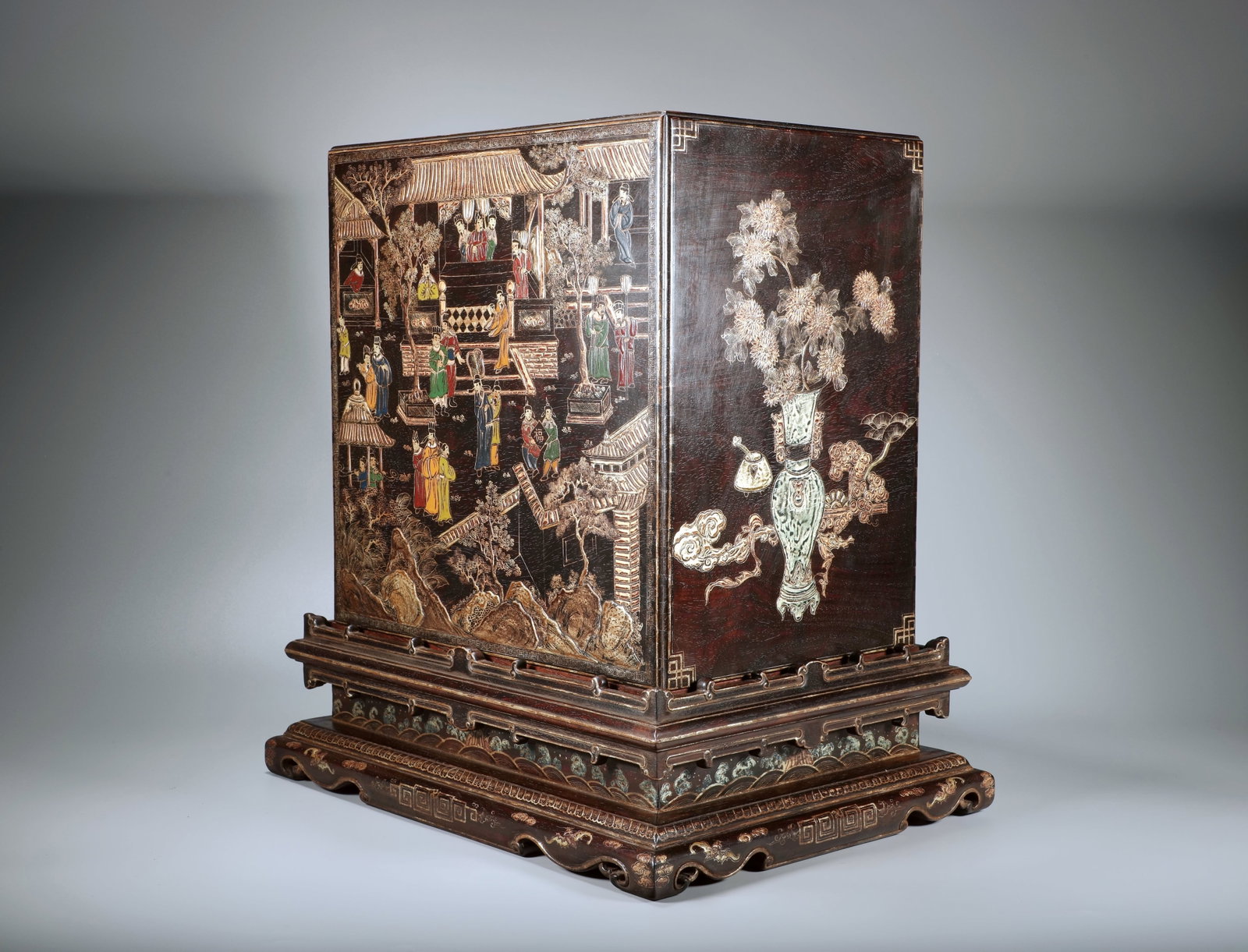 A HUANGHUALI GILT-PAINTED LANDSCAPE FIGURE TREASURE BOX: A HUANGHUALI GILT-PAINTED LANDSCAPE FIGURE TREASURE BOX Length:40cm,Width:30cm,Height:44cm