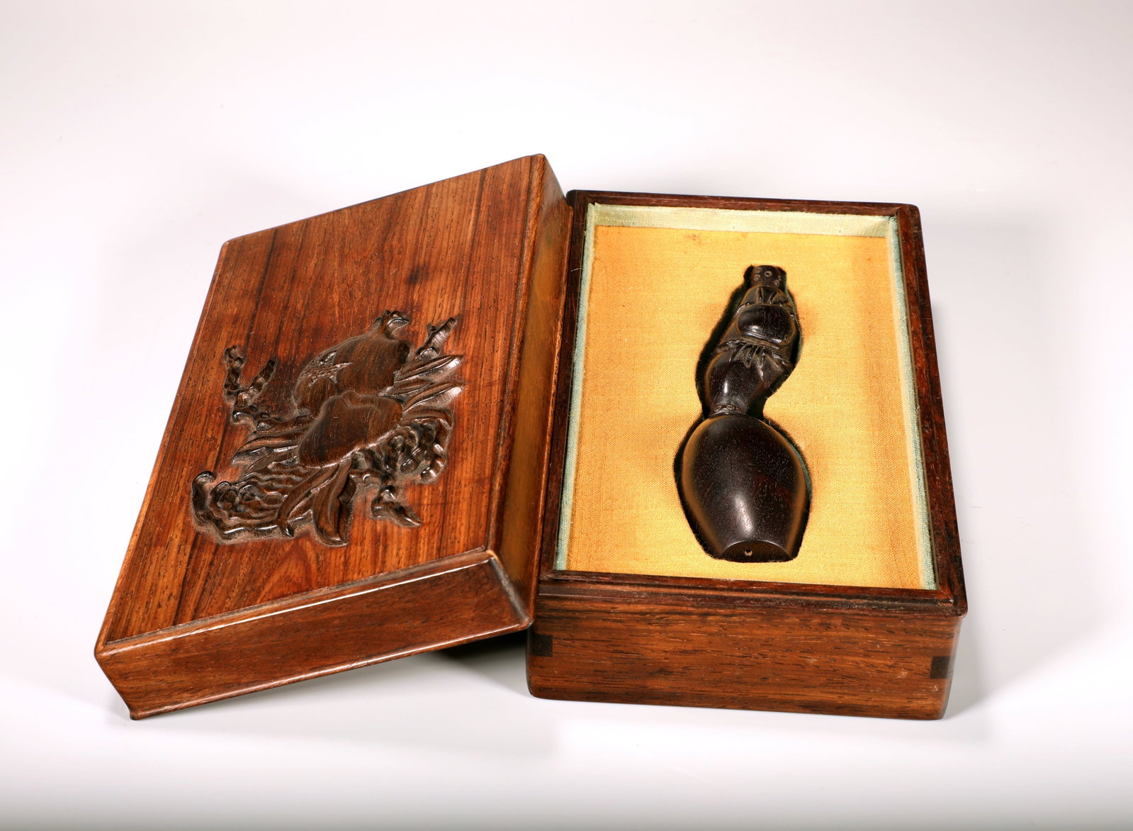A SET OF HUANGHUALI BOX WITH ZITAN CARVED 'INTEGRITY' BRUSH REST: A SET OF HUANGHUALI BOX WITH ZITAN CARVED 'INTEGRITY' BRUSH REST Length:14cm,Width:3.5cm