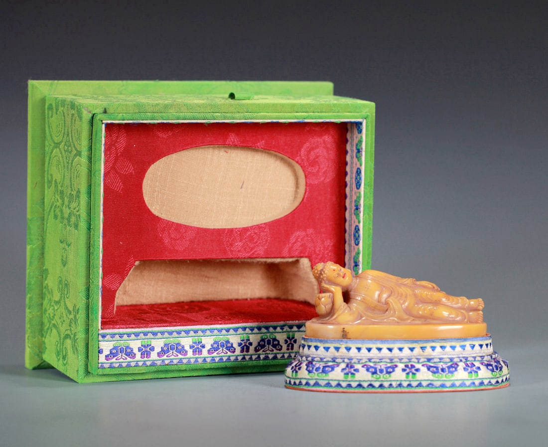 A SHOUSHAN STONE CARVED RECLINING BUDDHA ORNAMENT: A SHOUSHAN STONE CARVED RECLINING BUDDHA ORNAMENT Length:10cm