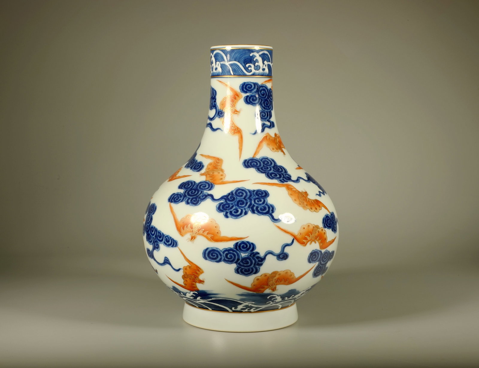 A BLUE AND WHITE GILT-DECORATED CLOUD FORTUNE EGGPLANT VASE: A BLUE AND WHITE GILT-DECORATED CLOUD FORTUNE EGGPLANT VASE Height:22cm,Diam:15cm