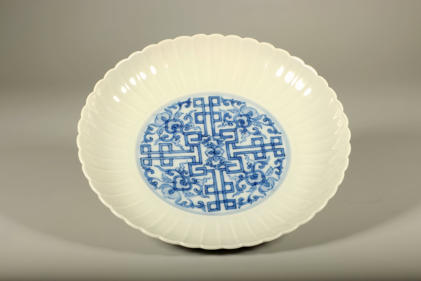 A BLUE AND WHITE CHRYSANTHEMUM-LOBED FORTUNE DISH (1 of 6)