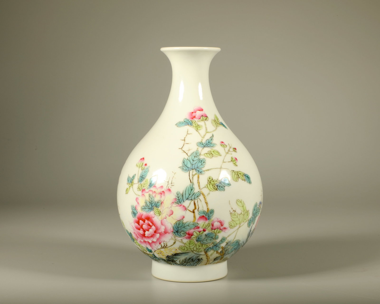 A FAMILLE ROSE FLORAL PEAR-SHAPED VASE: A FAMILLE ROSE FLORAL PEAR-SHAPED VASE Height:16.5cm,Diam:10.5cm
