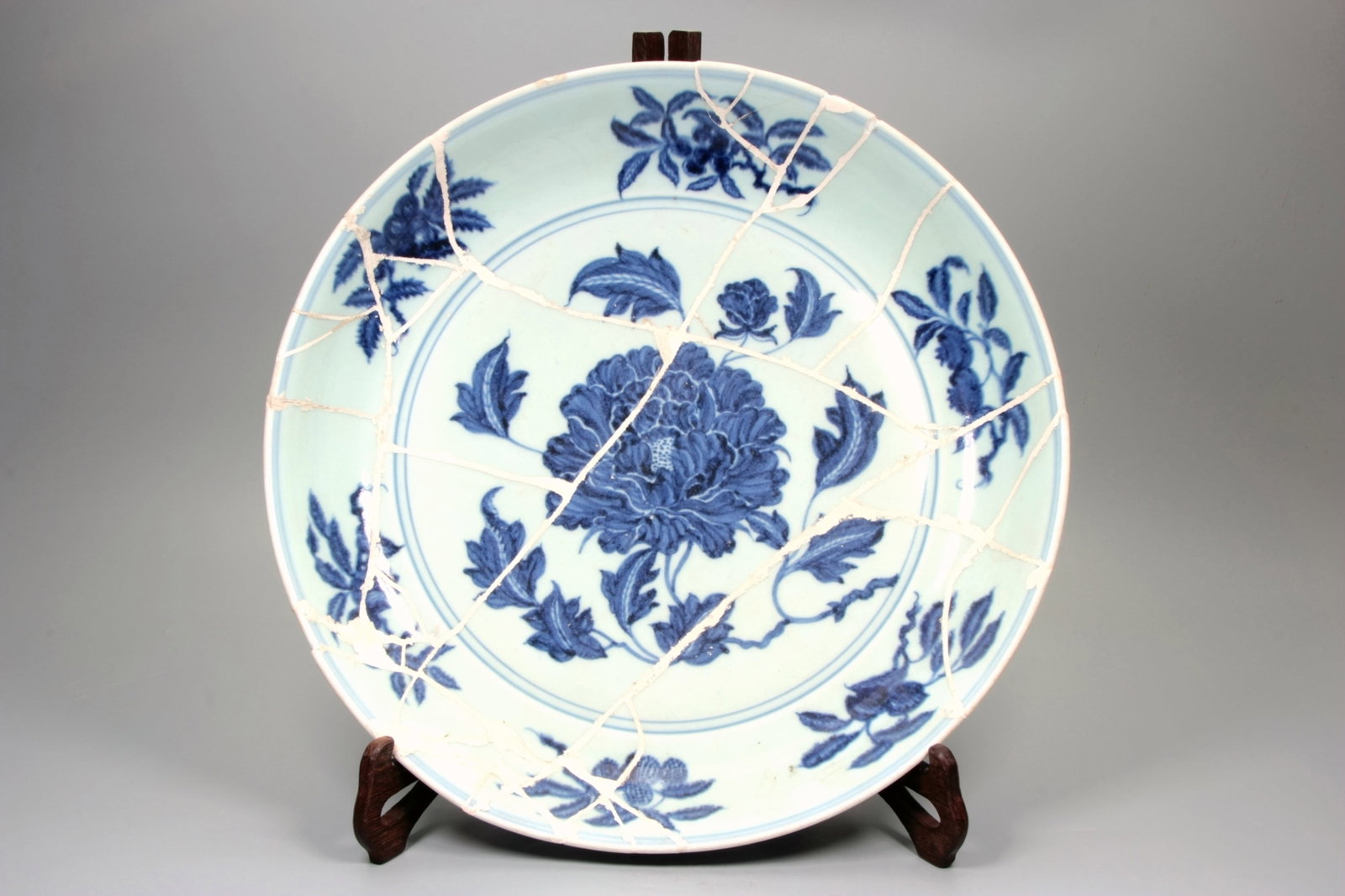 A BLUE AND WHITE FLORAL FRUIT DISH (RESTORED): A BLUE AND WHITE FLORAL FRUIT DISH (RESTORED) Height:7cm,Diam:38cm