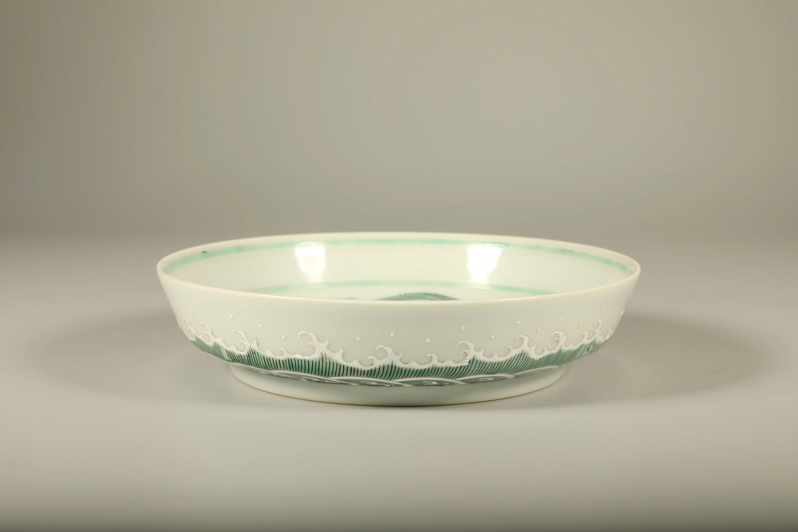 A WHITE GROUND GREEN DRAGON DISH - 4