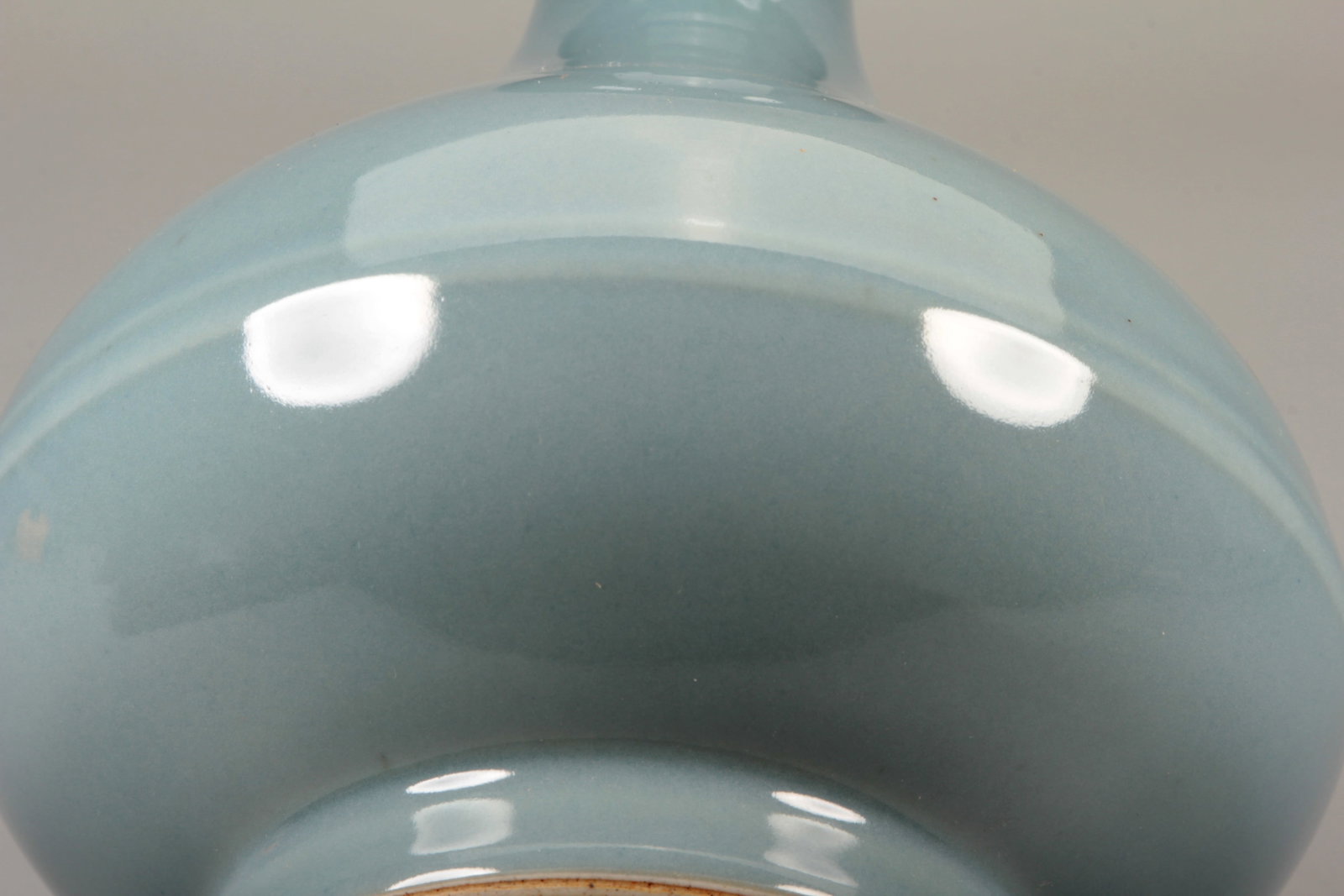 A CELESTIAL GLAZE STRING-DECORATED PEAR-SHAPED VASE - 4