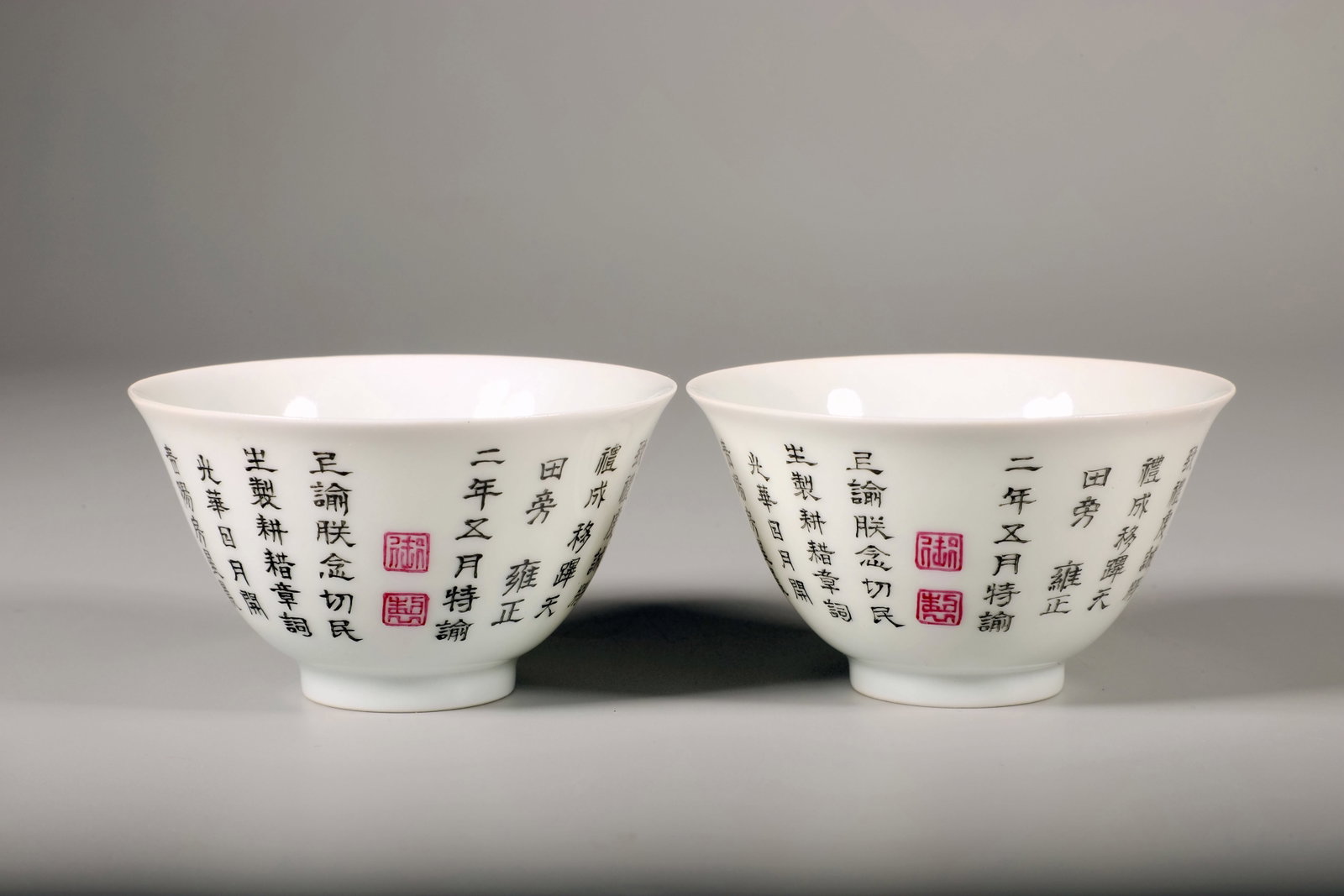 A PAIR OF INK-PAINTED POETRY WAVE-CARVED CUPS: A PAIR OF INK-PAINTED POETRY WAVE-CARVED CUPS Height:4cm,Diam:7cm