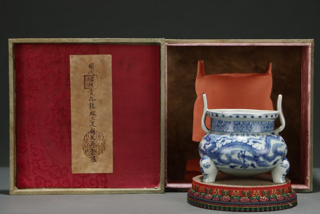 Blue and White Dragon Pattern Porcelain Double Ears Incense Burner: Blue and White Dragon Pattern Porcelain Double Ears Incense Burner (12.5 x 12.2cm)