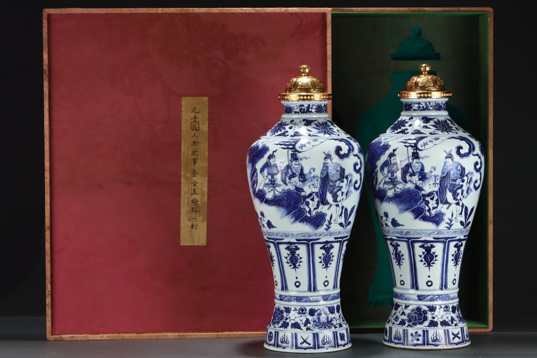 Pair of Blue and White Character Story Pattern Porcelain Vase: Pair of Blue and White Character Story Pattern Porcelain Vase (63 x 26.5cm)