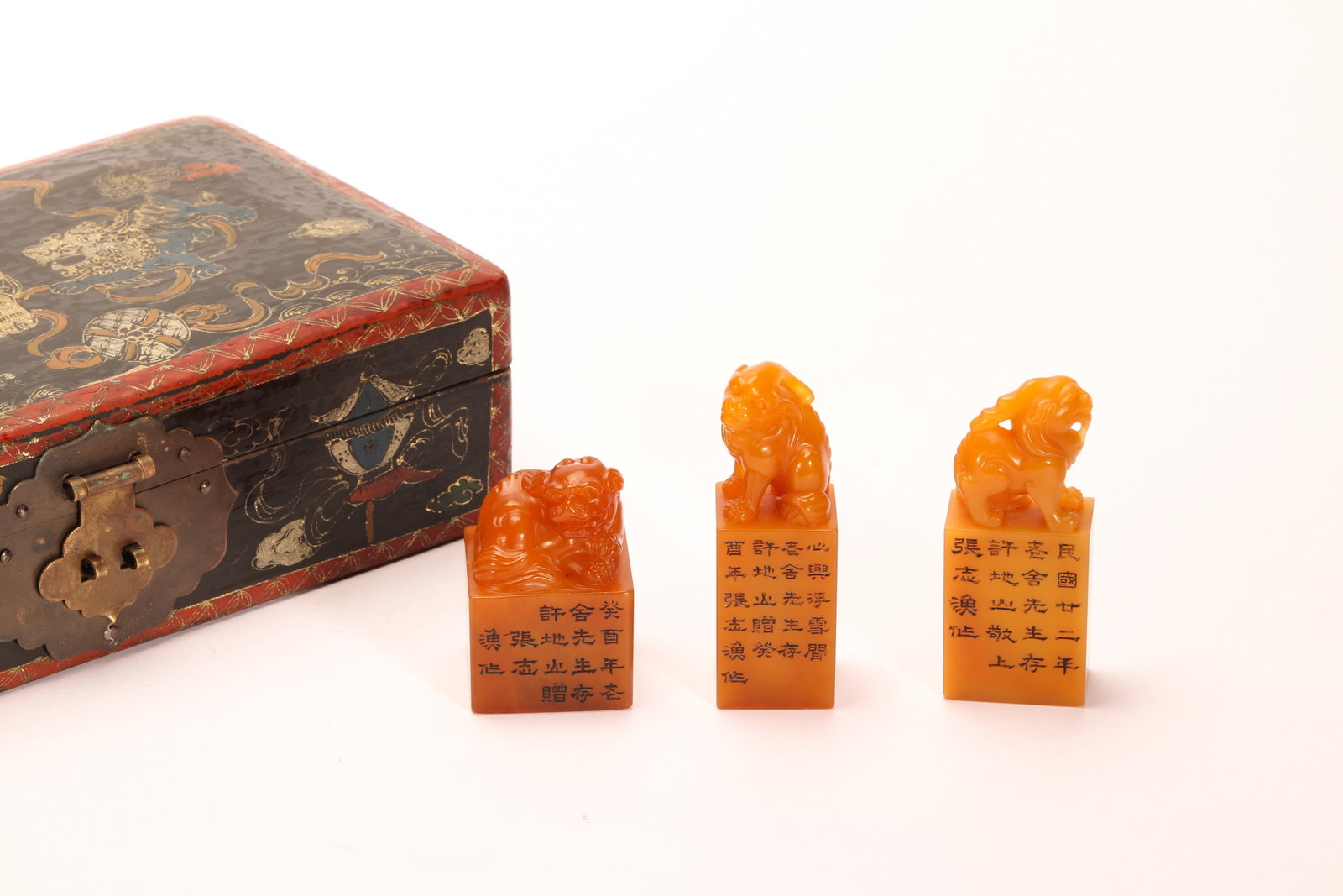Group of Three Shoushan Tianhuang Carved Beast Shape Stone Seal: Group of Three Shoushan Tianhuang Carved Beast Shape Stone Seal (3 x 2 x 7.5cm?260g)