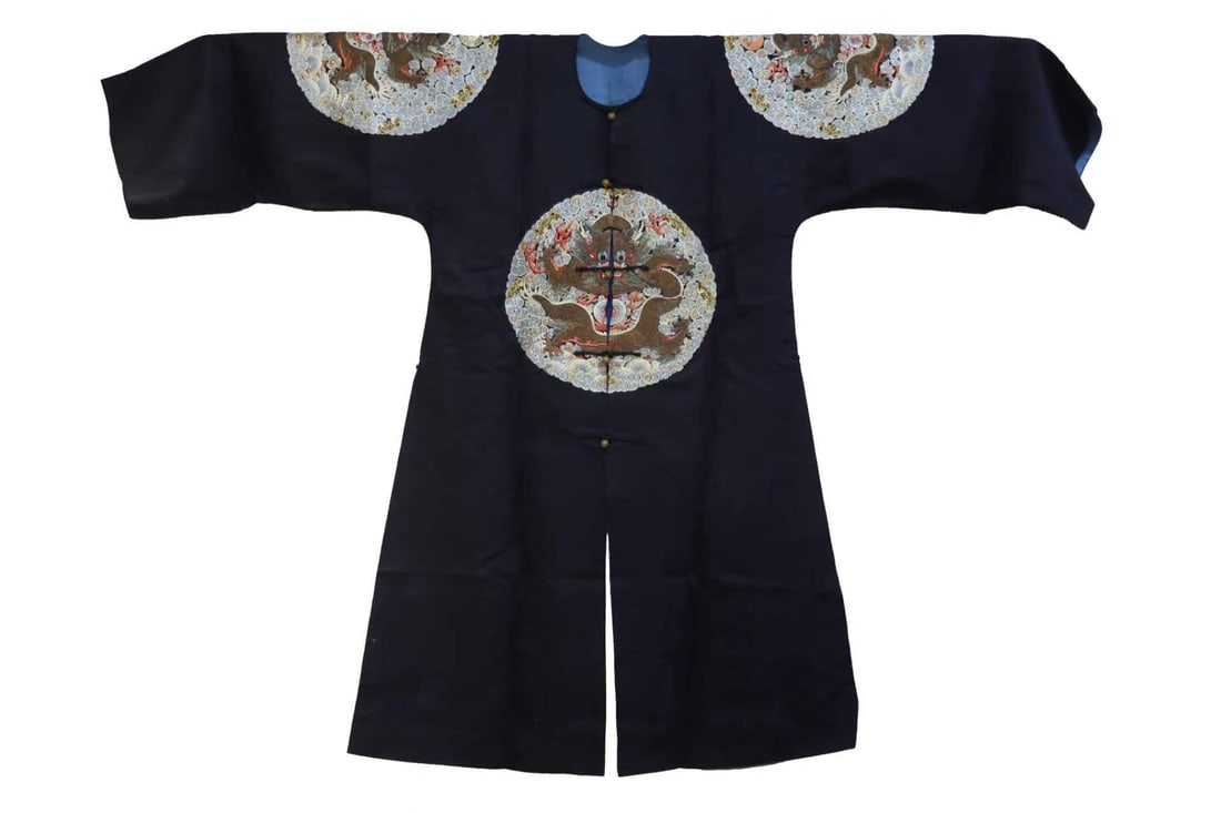 Silk Embroidery Cloud and Dragon Pattern Dragon Robe: Silk Embroidery Cloud and Dragon Pattern Dragon Robe (165 x 116cm)