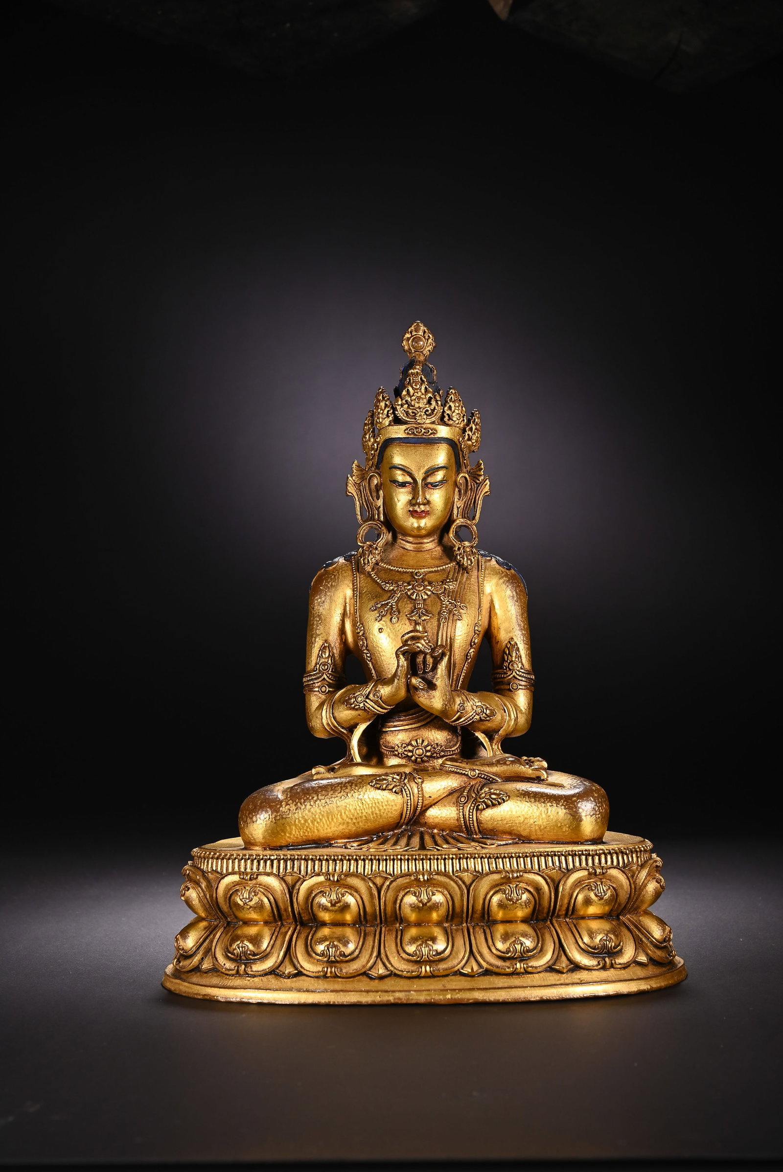 Gilt Bronze GuanYin Figure: Gilt Bronze GuanYin Figure (22 x 17cm)