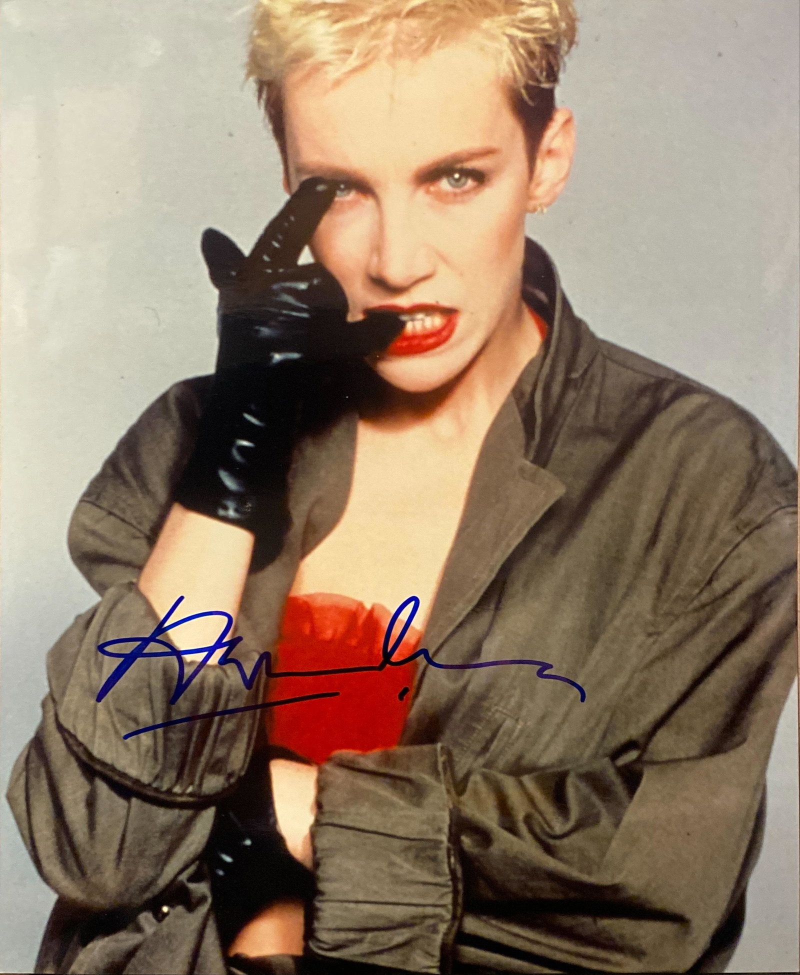 The Eurythmics singer Annie Lennox signed photo: The Eurythmics singer Annie Lennox signed photo. 8x10 inches