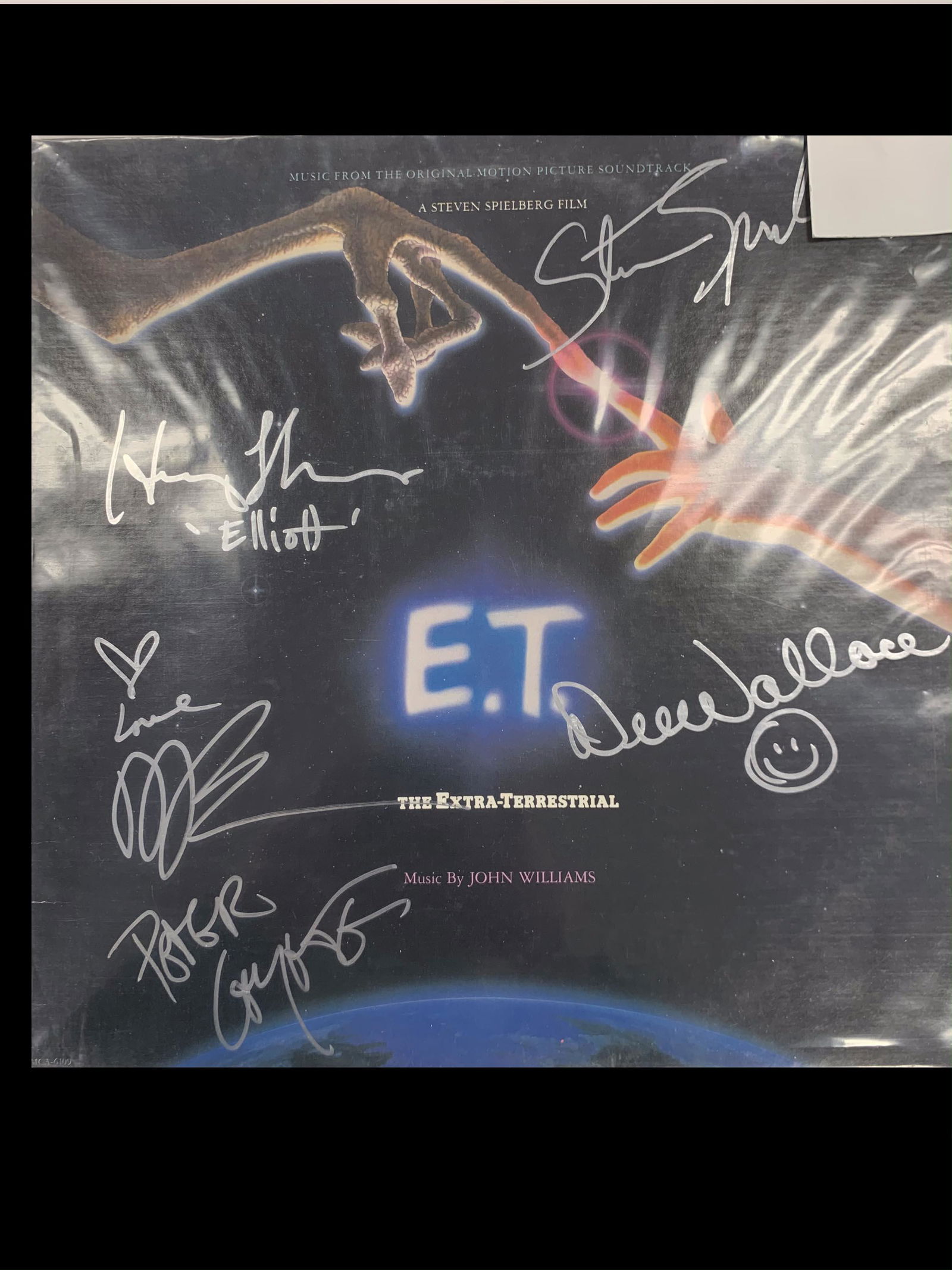 E.T. signed soundtrack: E.T. original sound track signed by Steven Spielberg, Dee Wallace, Henry Thomas, Drew Barrymore and Peter Coyote