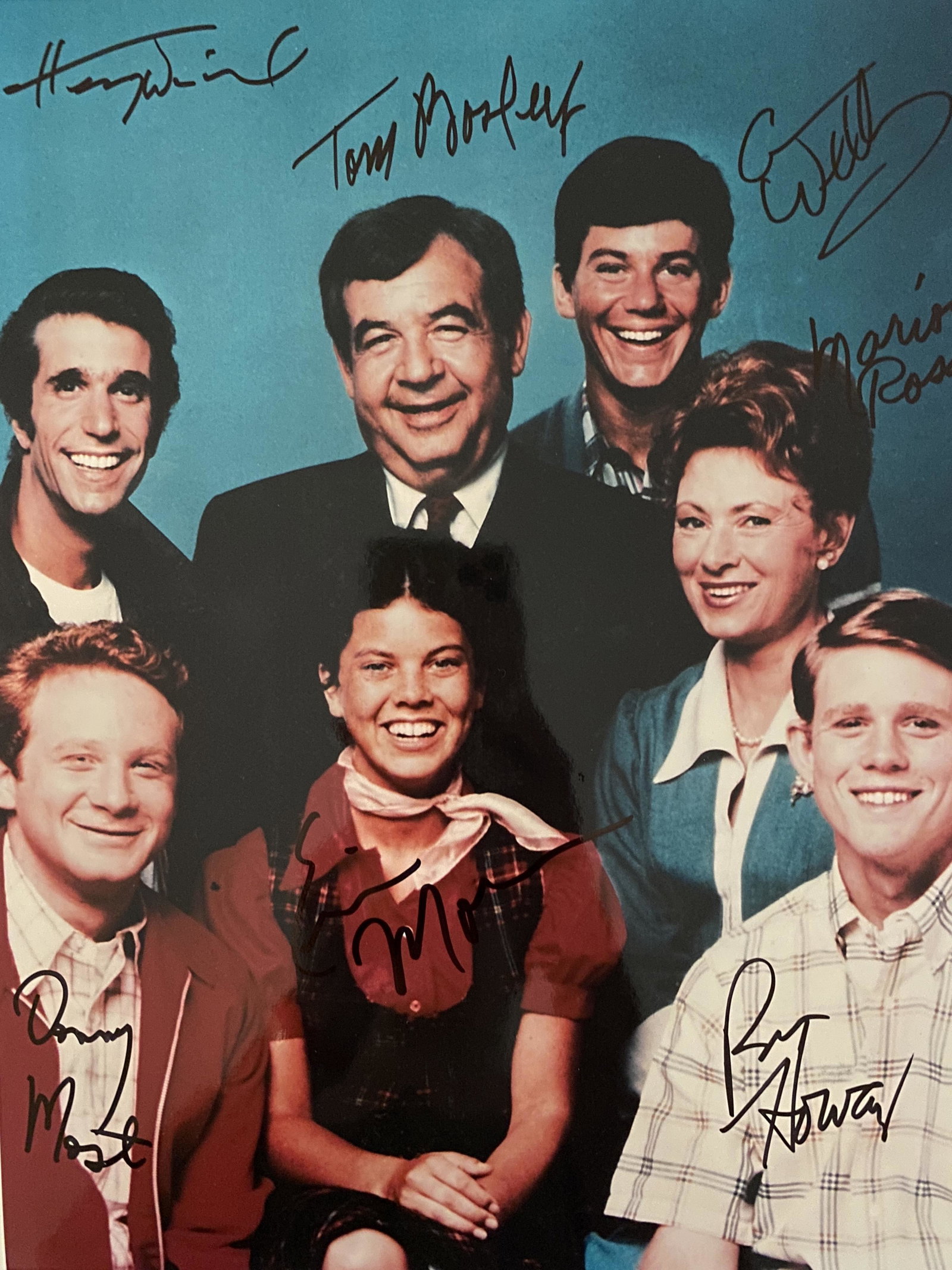 Happy Days cast signed photo: Happy Days cast signed photo autographed by Ron Howard, Tom Bosley, Marion Ross, Anson Williams, Erin Moran, Donny Most and Henry Winkler. 10x13 inches