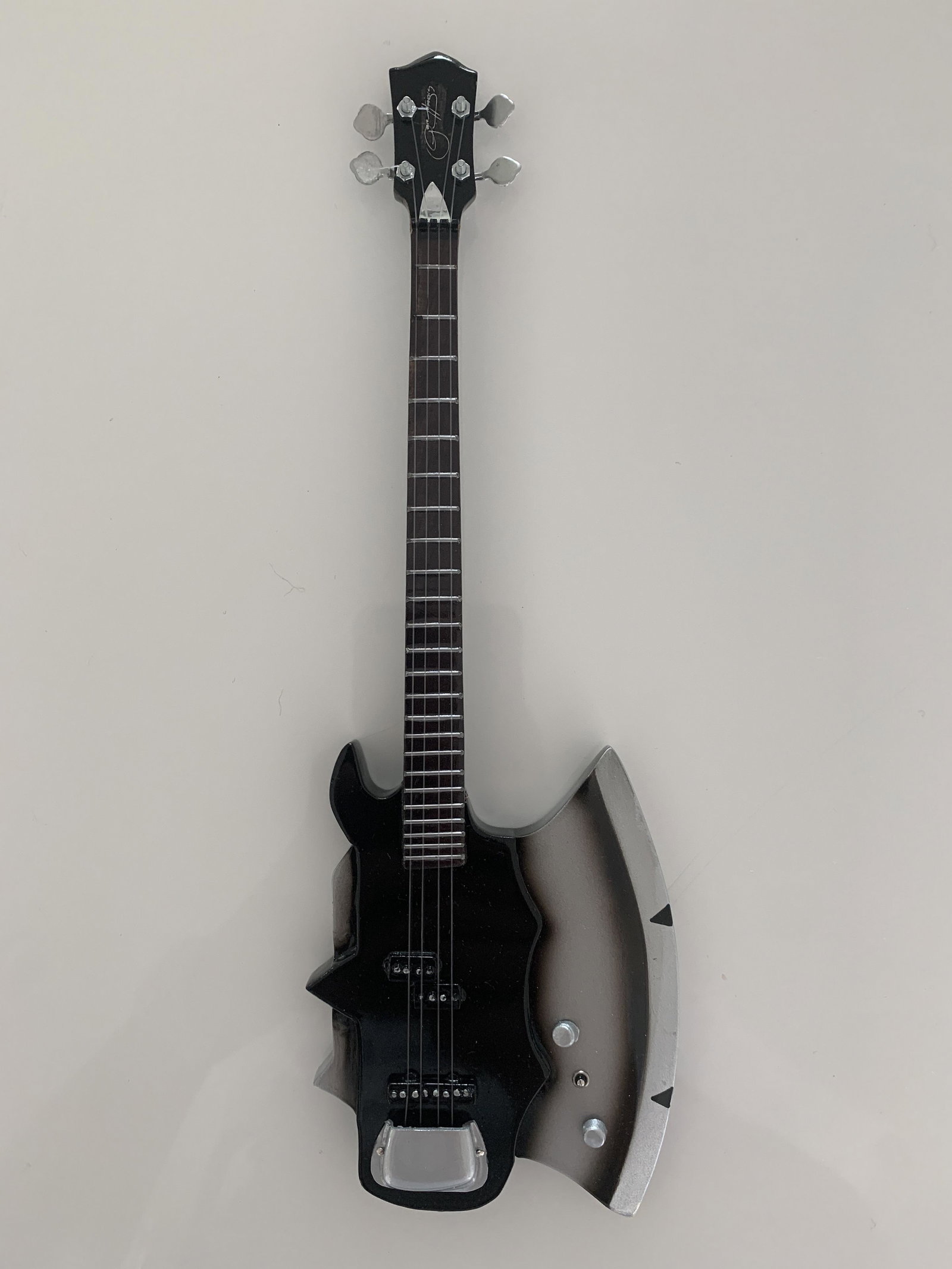 Gene Simmons Axe bass mini gutar: Gene Simmons Axe bass mini gutar