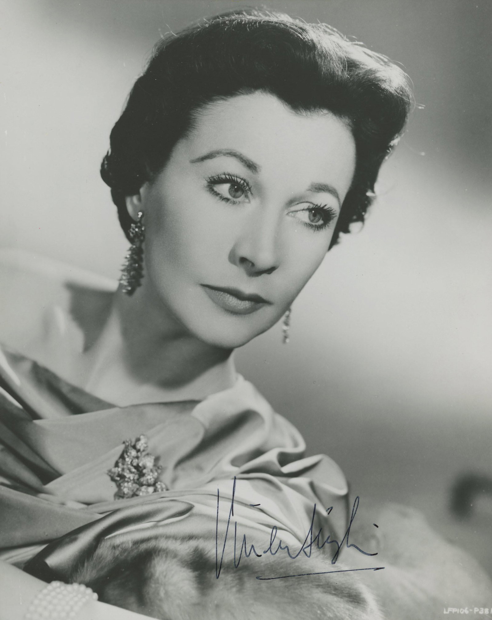 Vivien Leigh signed Gone With The Wind photo: Vivien Leigh signed photo. 8x10 inches.