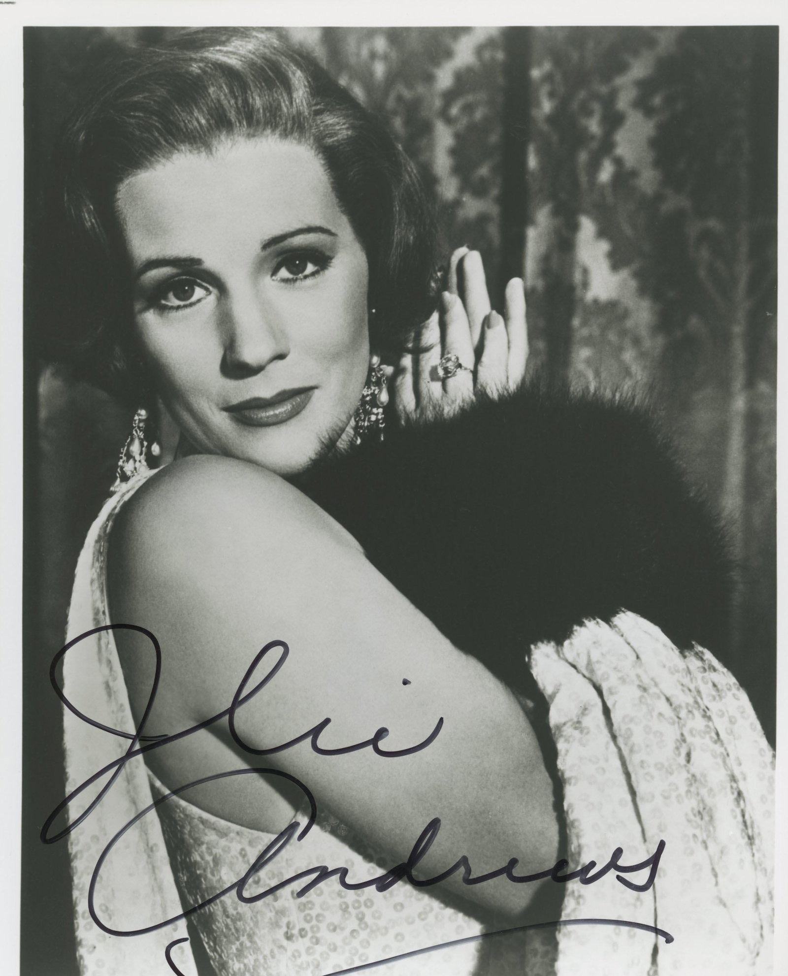 Julie Andrews signed photo: Julie Andrews signed photo. 8x10 inches