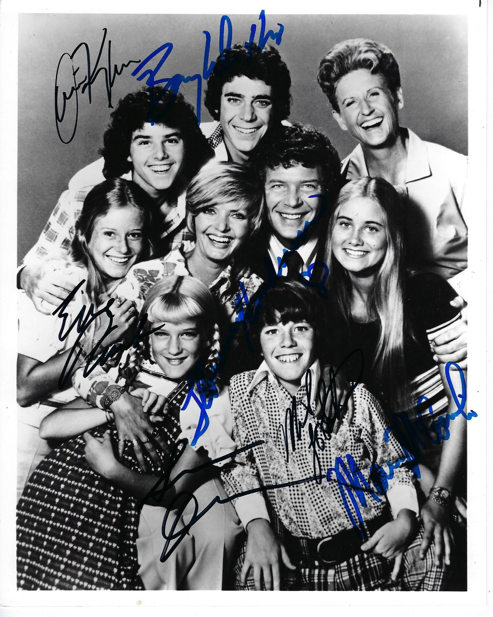 The Brady Bunch cast signed photo: The Brady Bunch cast signed photo autographed by Florence Henderson, Ann B. Davis,Maureen McCormick, Eve Plumb, Susan Olsen, Barry Williams,Christopher Knight, Mike Lookinland. 8x10 inches