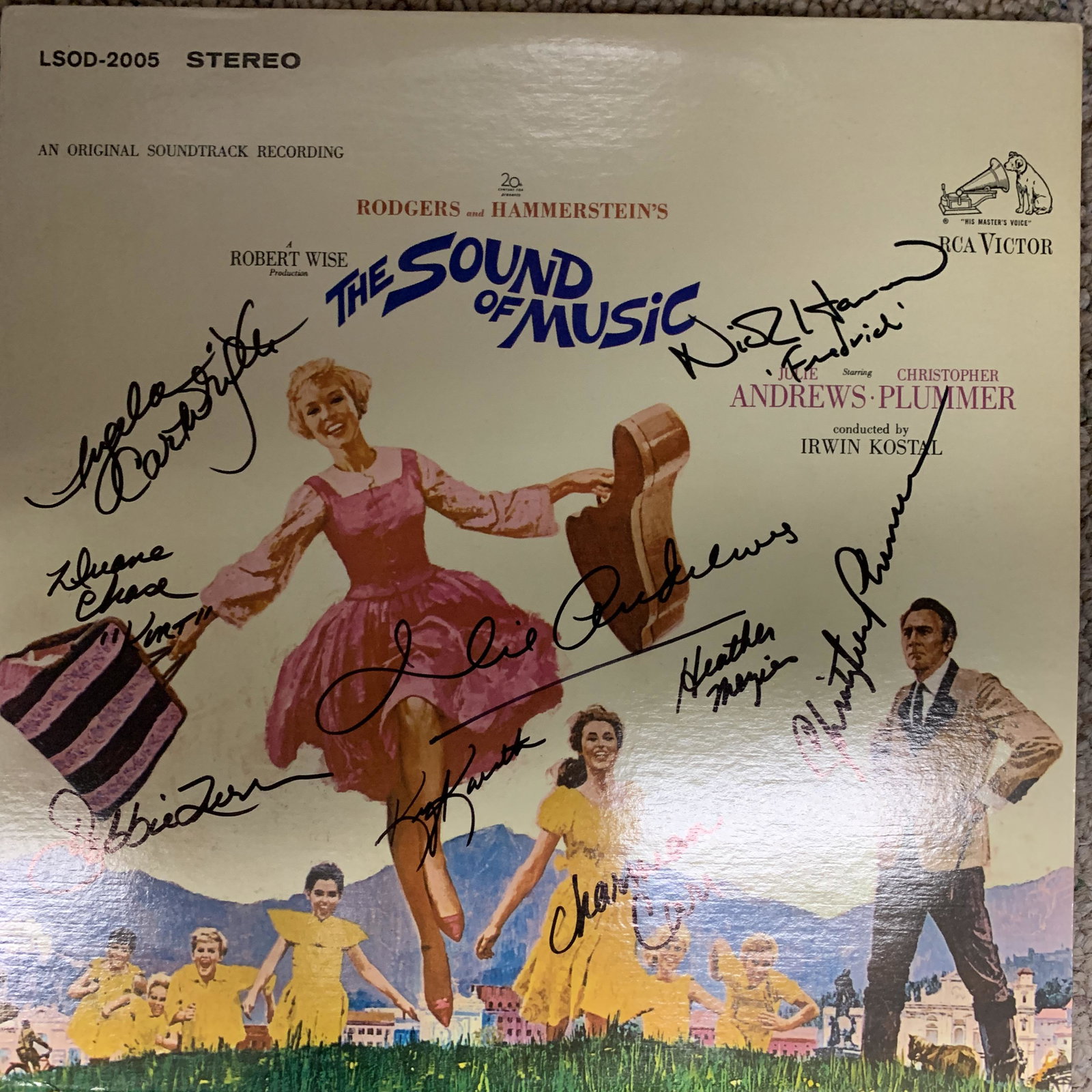 The Sound of Music cast signed sound track: This is a Sound of Music sound track signed by Julie Andrews, Christopher Plummer, Charmain Carr, Nicholas Hammond, Kym Karath, Duane Chase, Heather Menzies, Angela Cartwright and Debbie Turner. 12x12