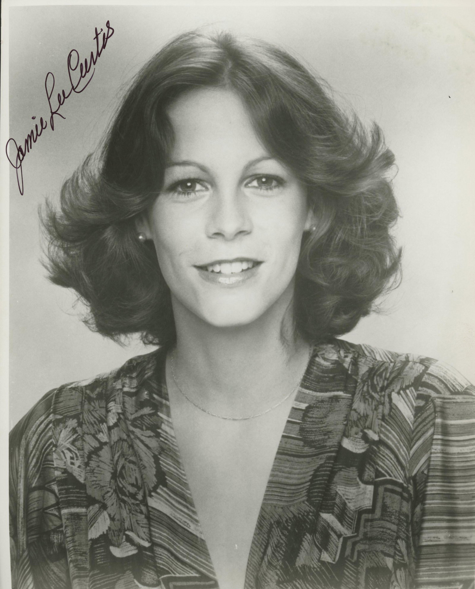 Jamie Lee Curtis signed photo: Jamie Lee Curtis signed photo. 8x10 inches
