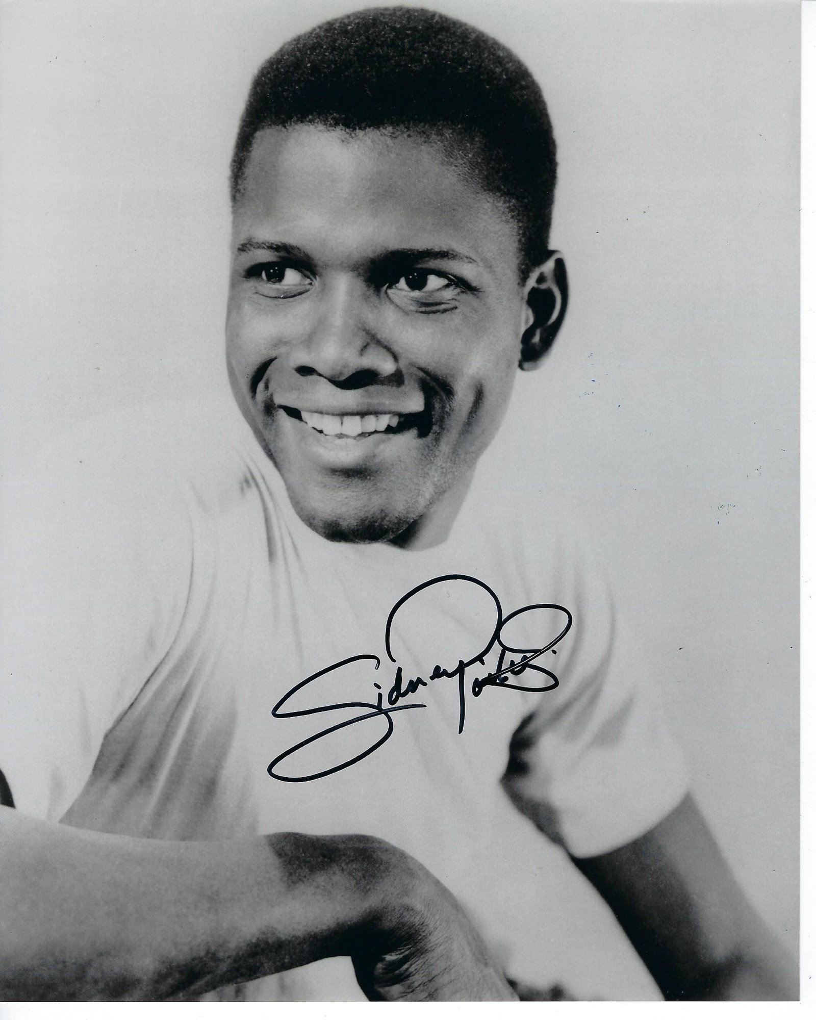 Sidney Poitier signed photo: Sidney Poitier signed photo. 8x10 inches