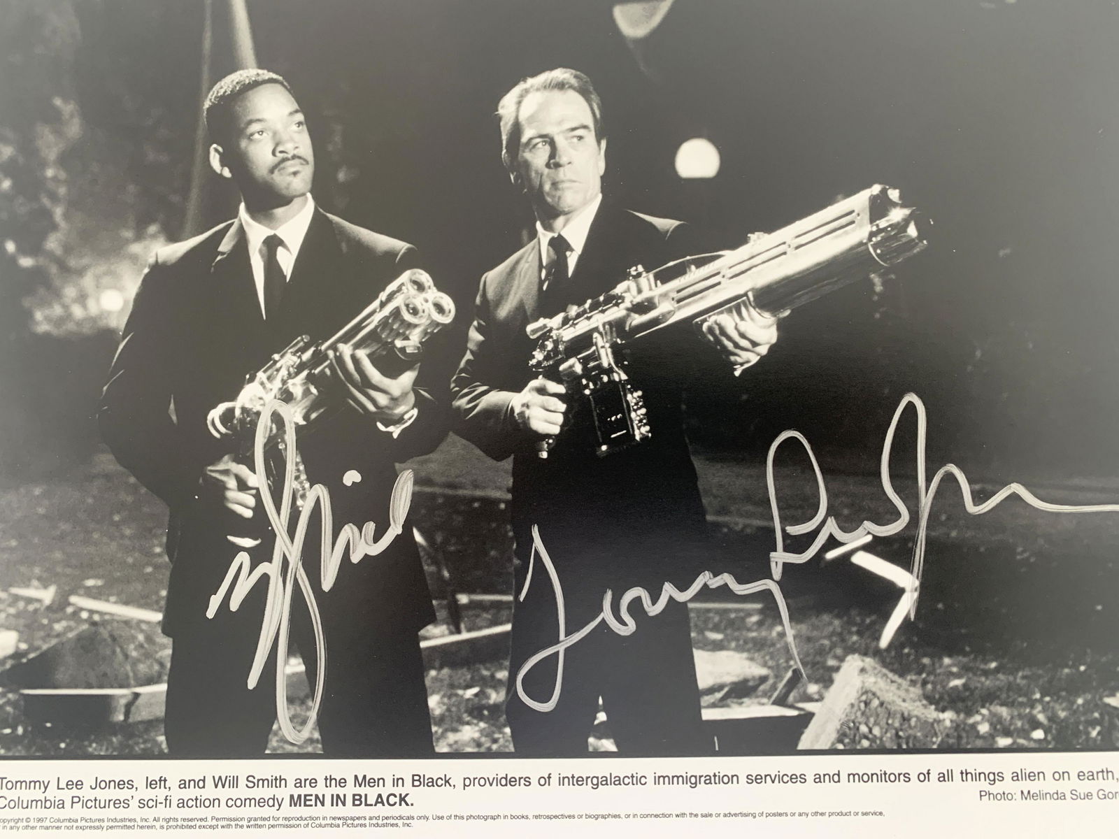 Men in Black Will Smith and Tommy Lee Jones signed: Men in Black signed movie photo autographed by Will Smith and Tommy Lee Jones. - 8x10 inches