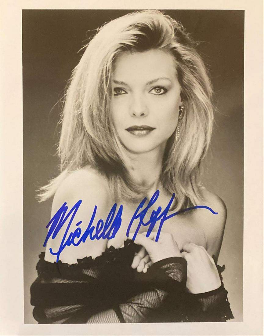 Michelle Pfeiffer Signed Photo: Michelle Pfeiffer Signed Photo. 8X10 Inches