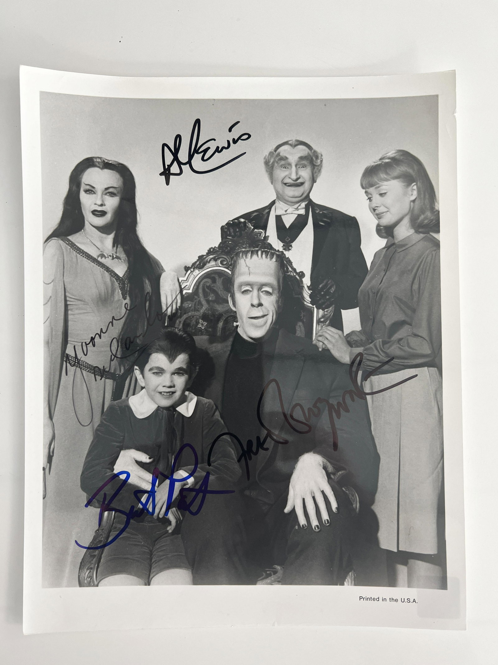 The Munsters cast signed photo: The Munsters cast signed photo autographed by Fred Gwynne,Yvonne De Carlo,Al Lewis and Butch Patrick. 8x10 inches
