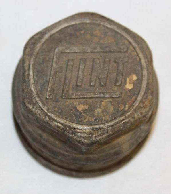 Flint Motor Car Co Threaded Hubcap: 2.5" diameter