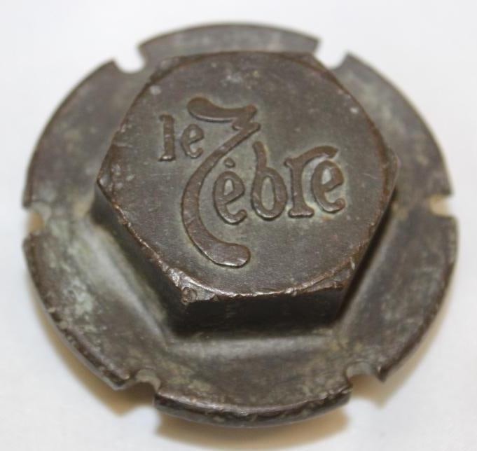 Le Zebre Motor Car Co Automobile Threaded Hubcap (1 of 2)