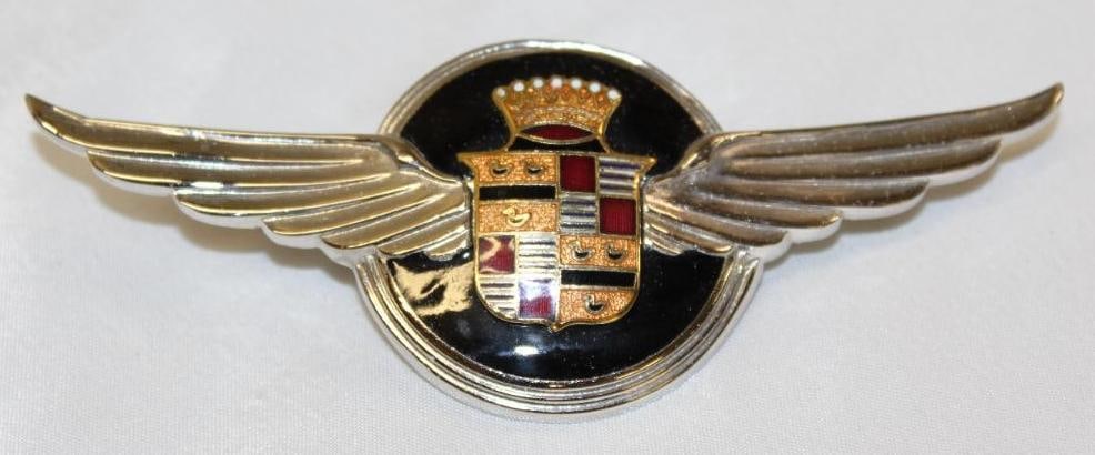 1932 Cadillac Motor Car Co V8 Radiator Emblem Badge (1 of 3)