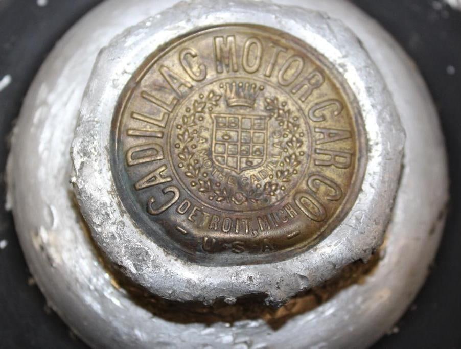 Early Cadillac Motor Car Co Threaded Hubcap (1 of 2)